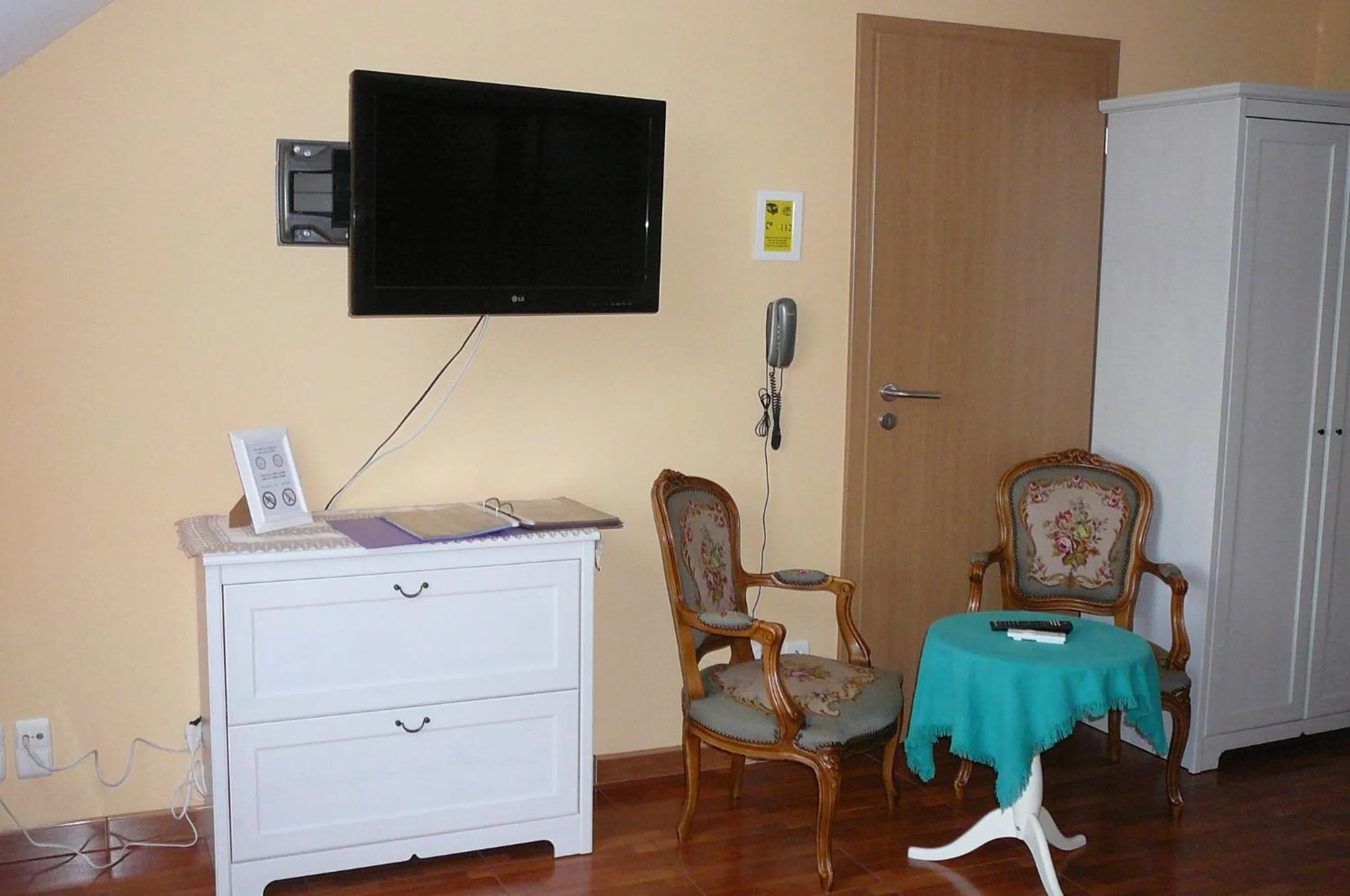 Seating area in Le Bernister parking privé