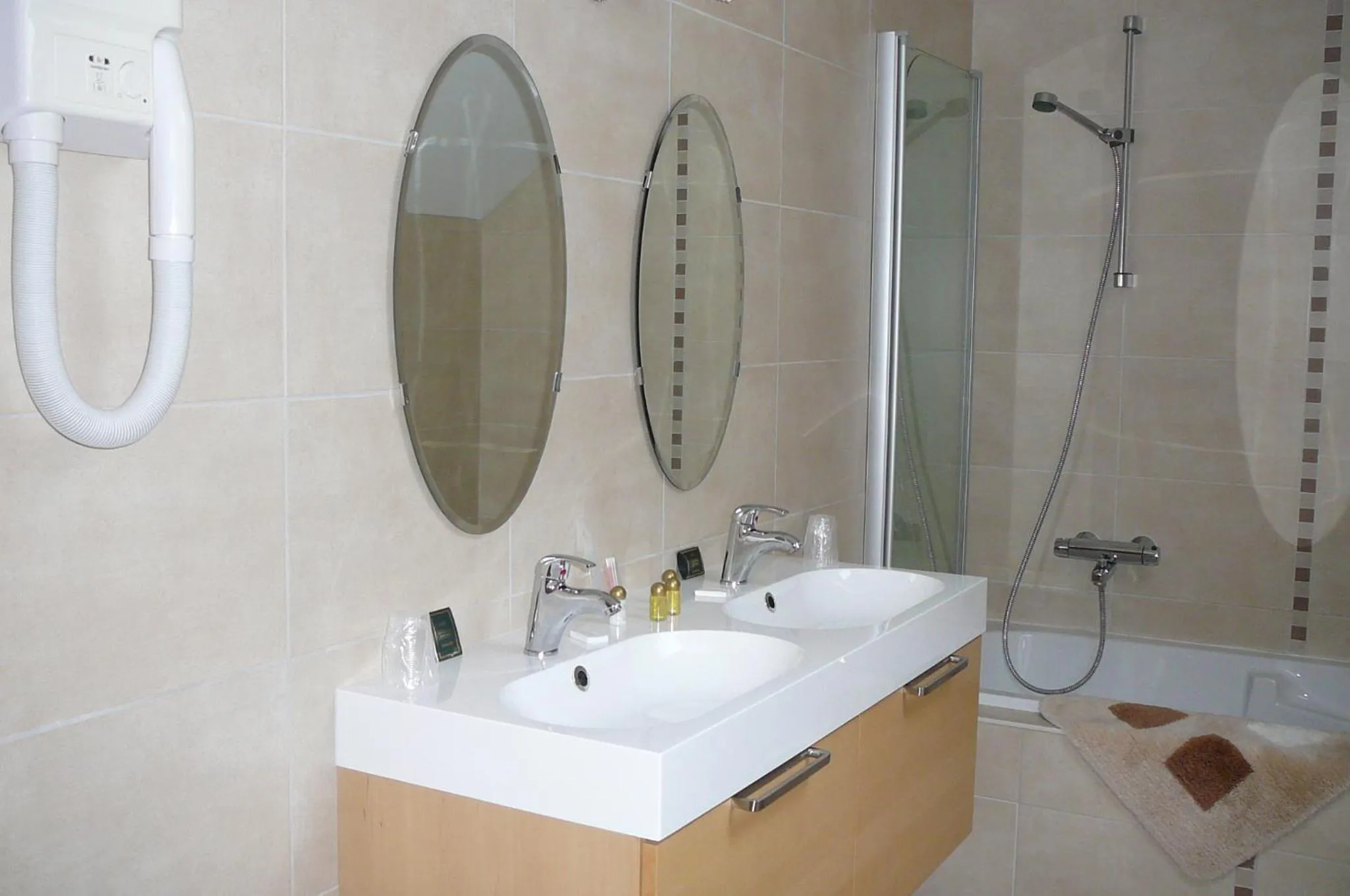 Bathroom in Le Bernister parking privé