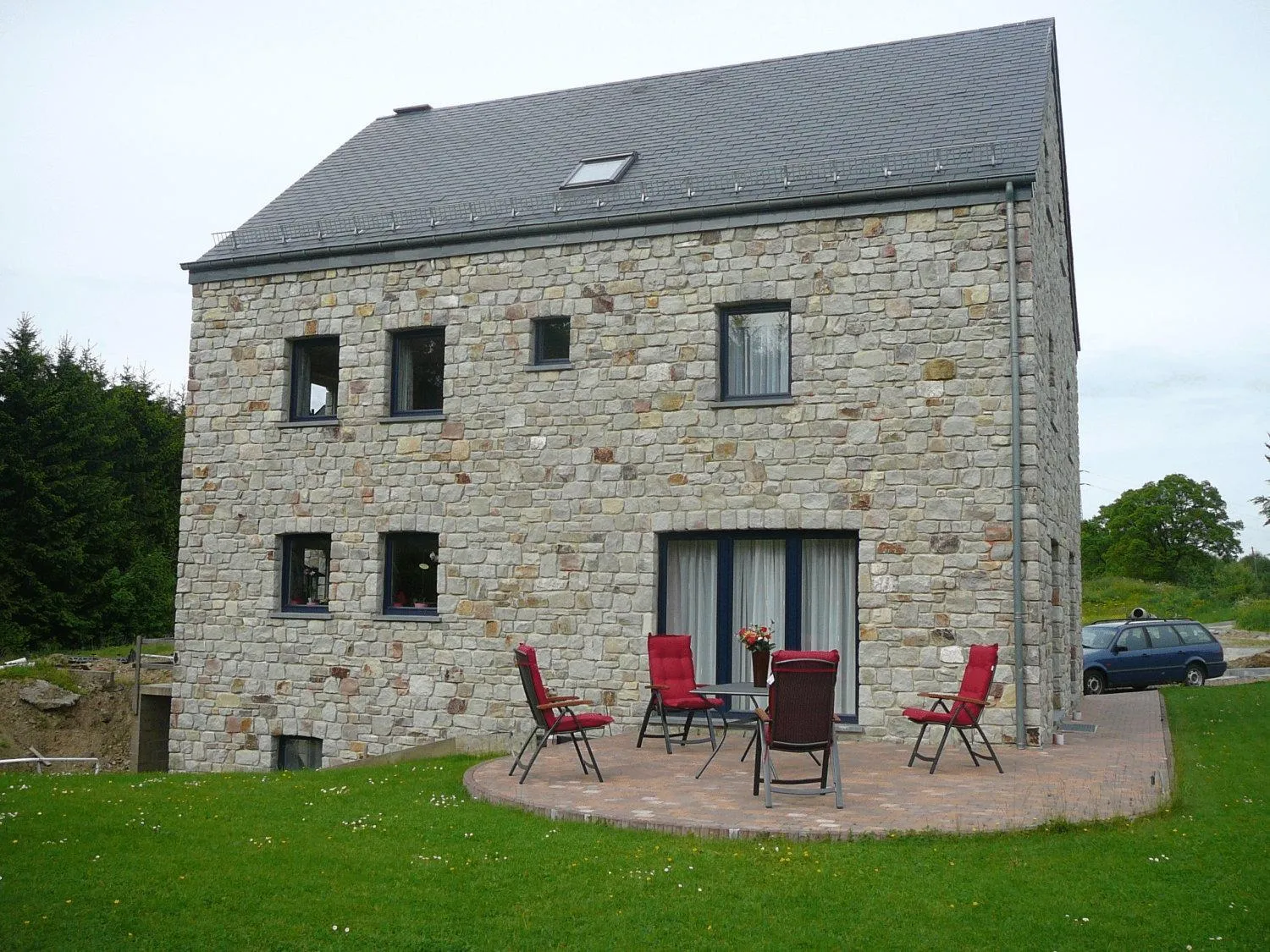 Facade/entrance in Le Bernister parking privé