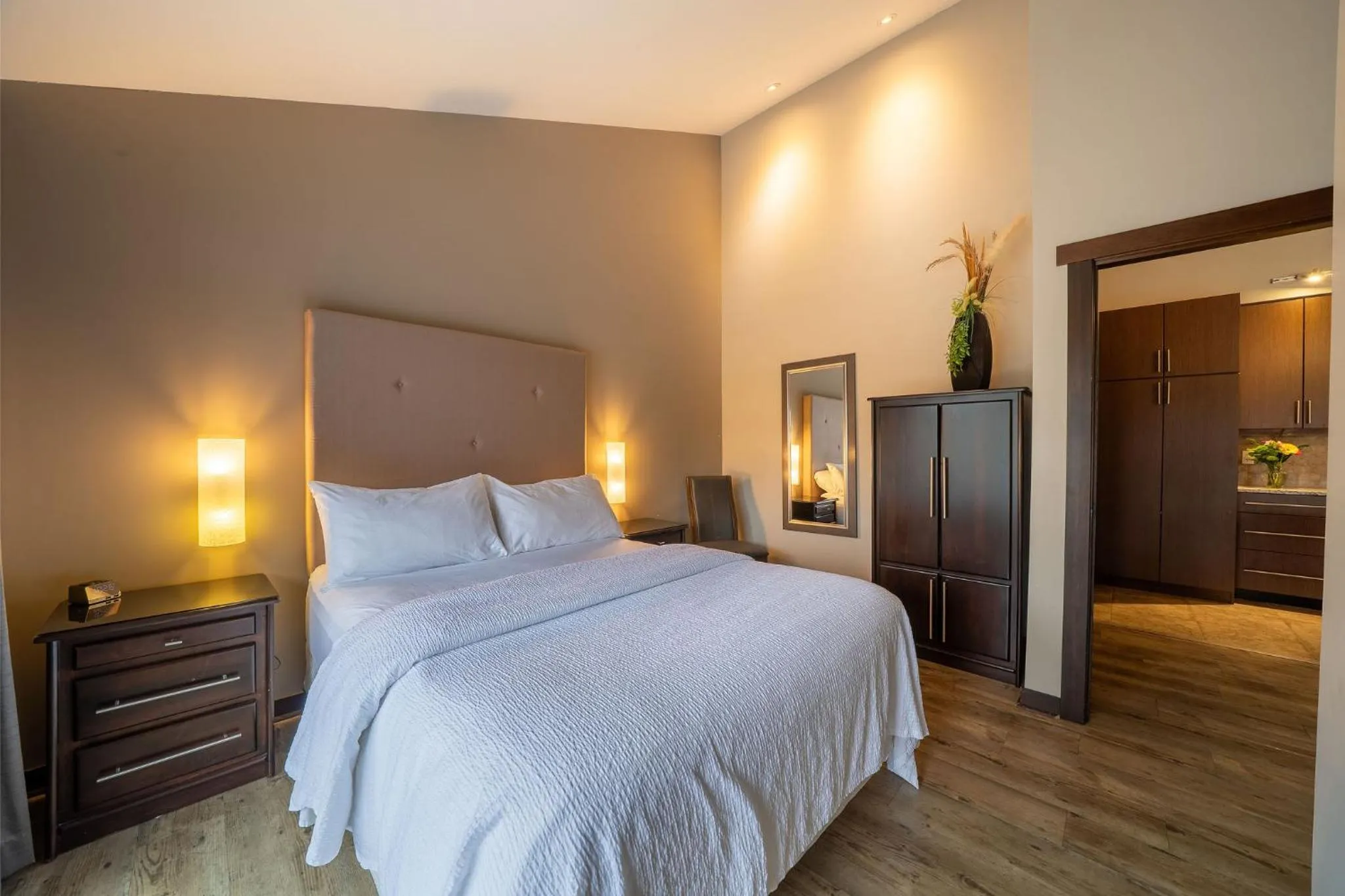 Bed in Sunrise Ridge Waterfront Resort