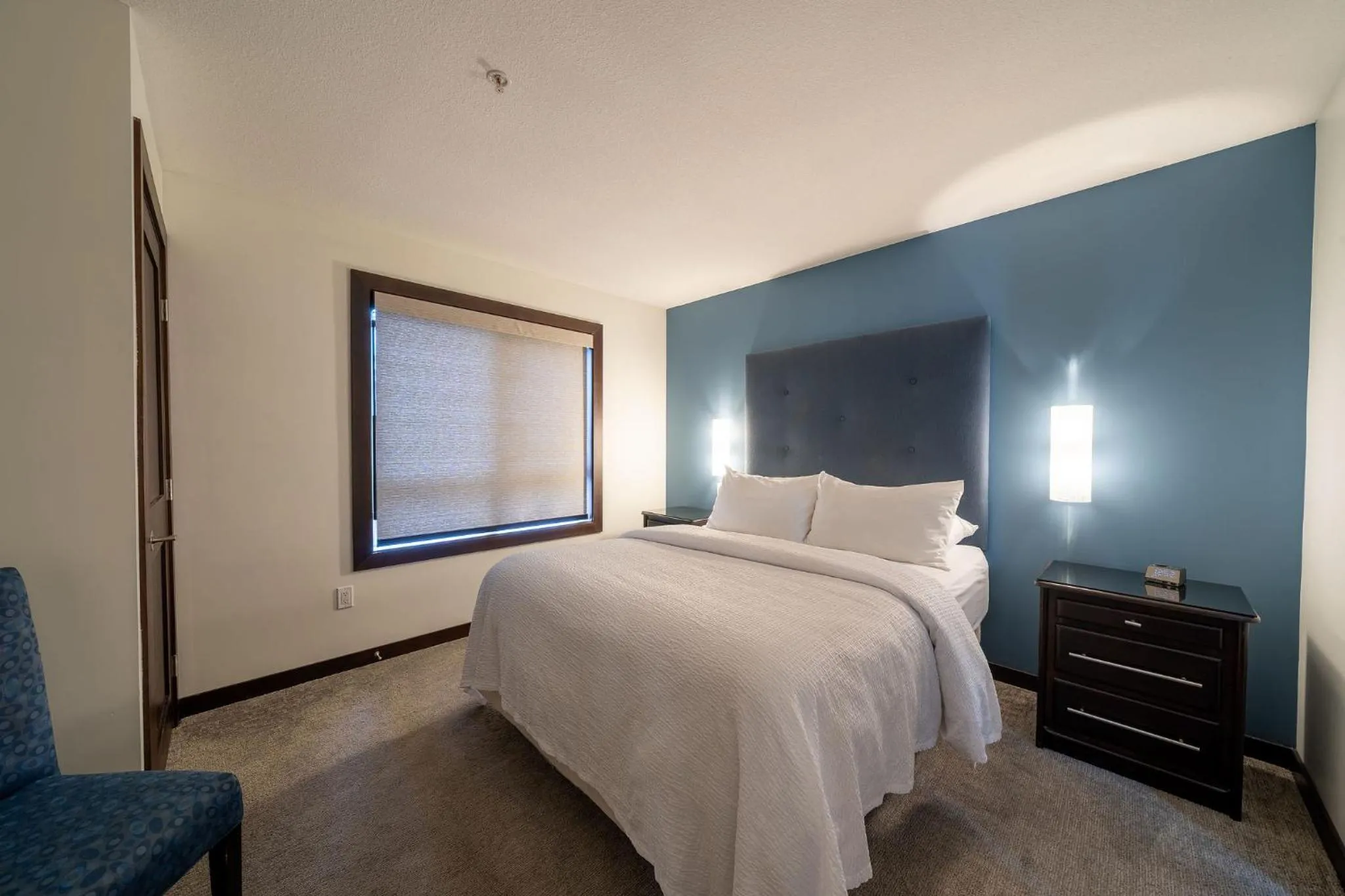 Bed in Sunrise Ridge Waterfront Resort