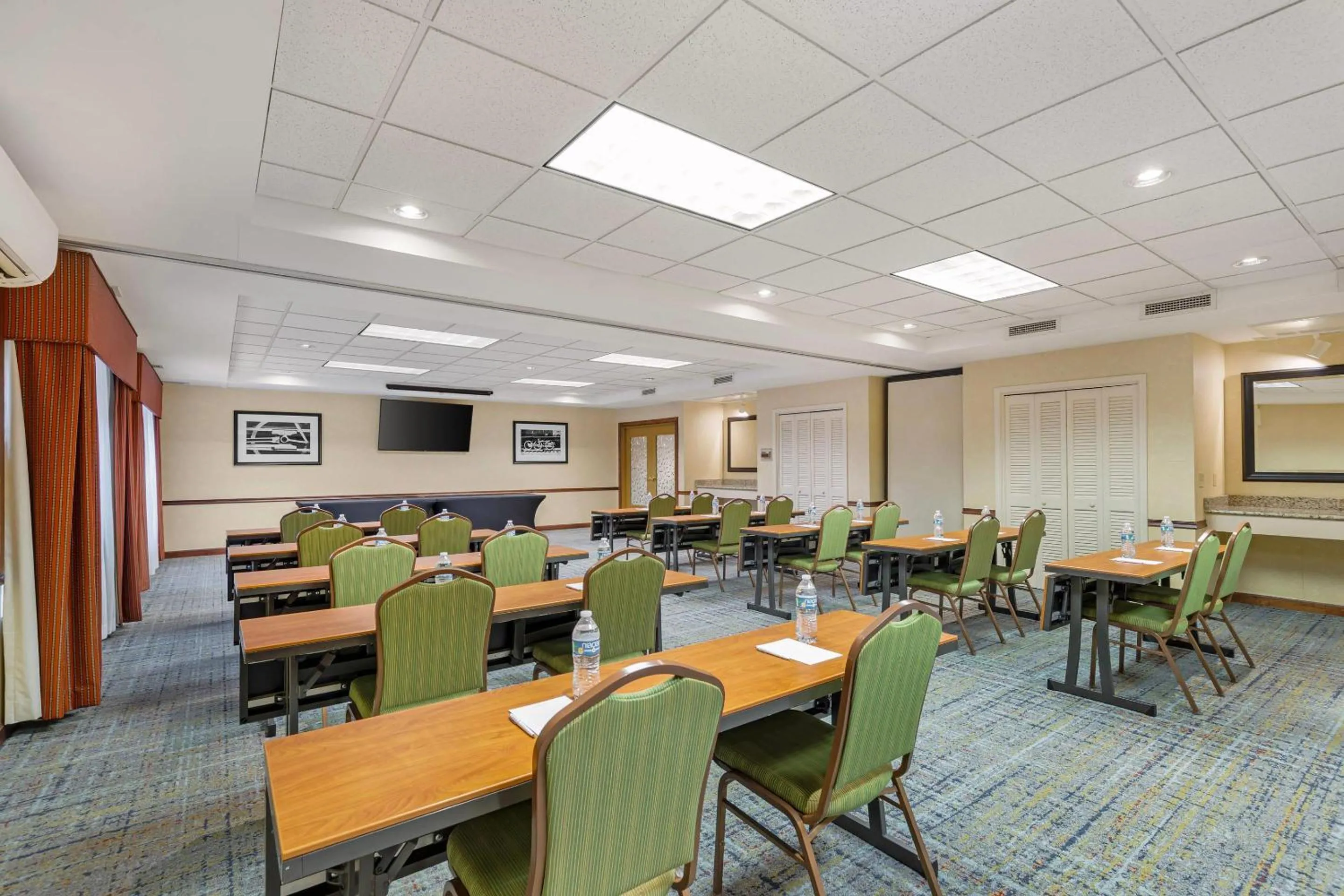 Meeting/conference room in Country Inn & Suites by Radisson, Des Moines West, IA