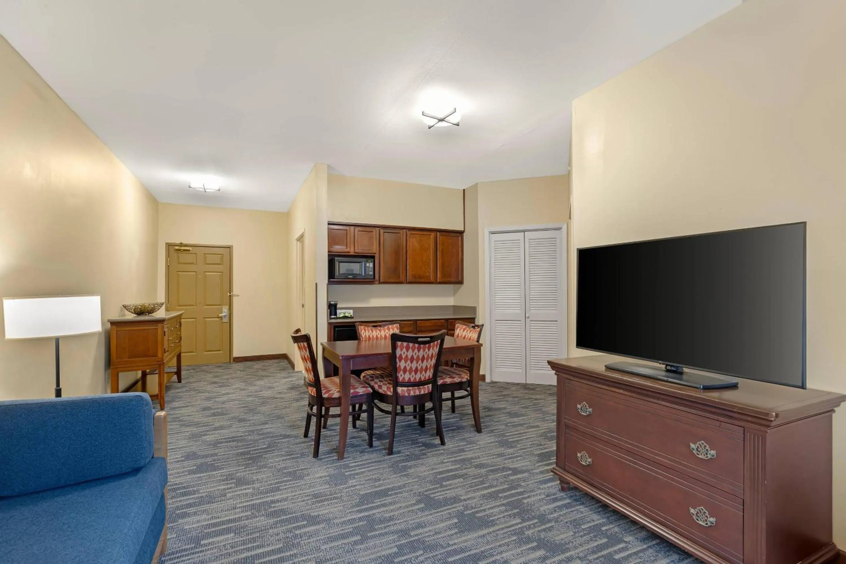 Bedroom in Country Inn & Suites by Radisson, Des Moines West, IA