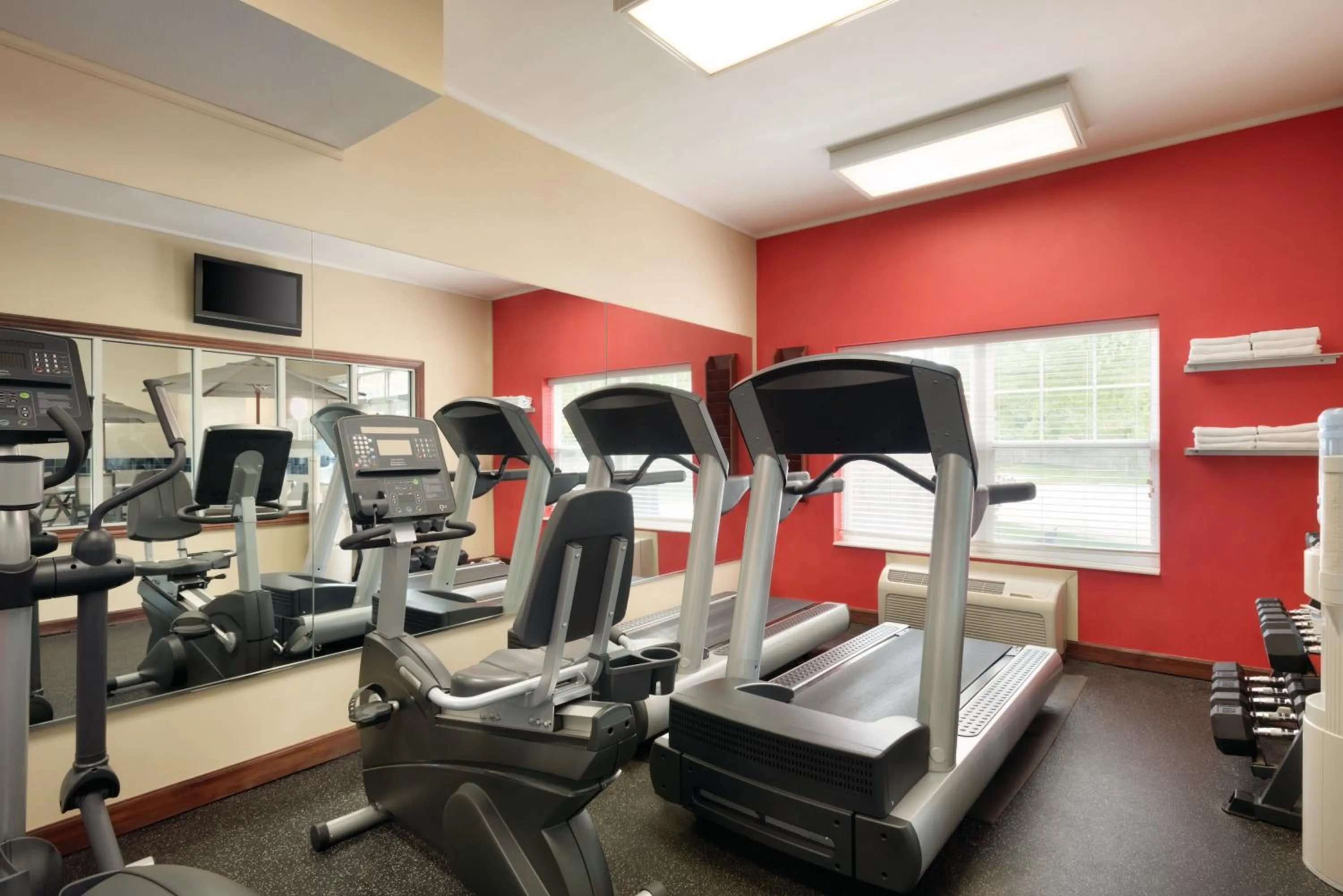 Fitness centre/facilities in Country Inn & Suites by Radisson, Des Moines West, IA