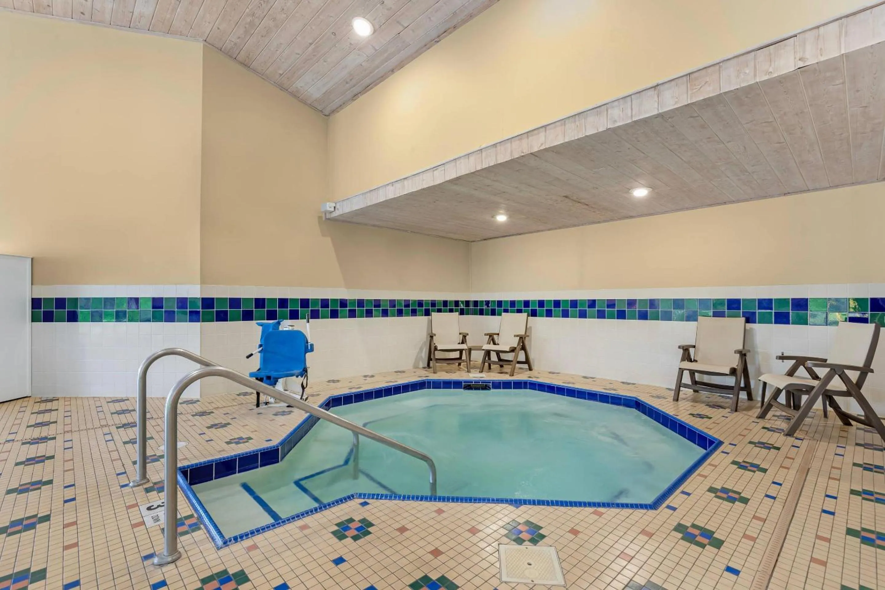 Swimming pool in Country Inn & Suites by Radisson, Des Moines West, IA