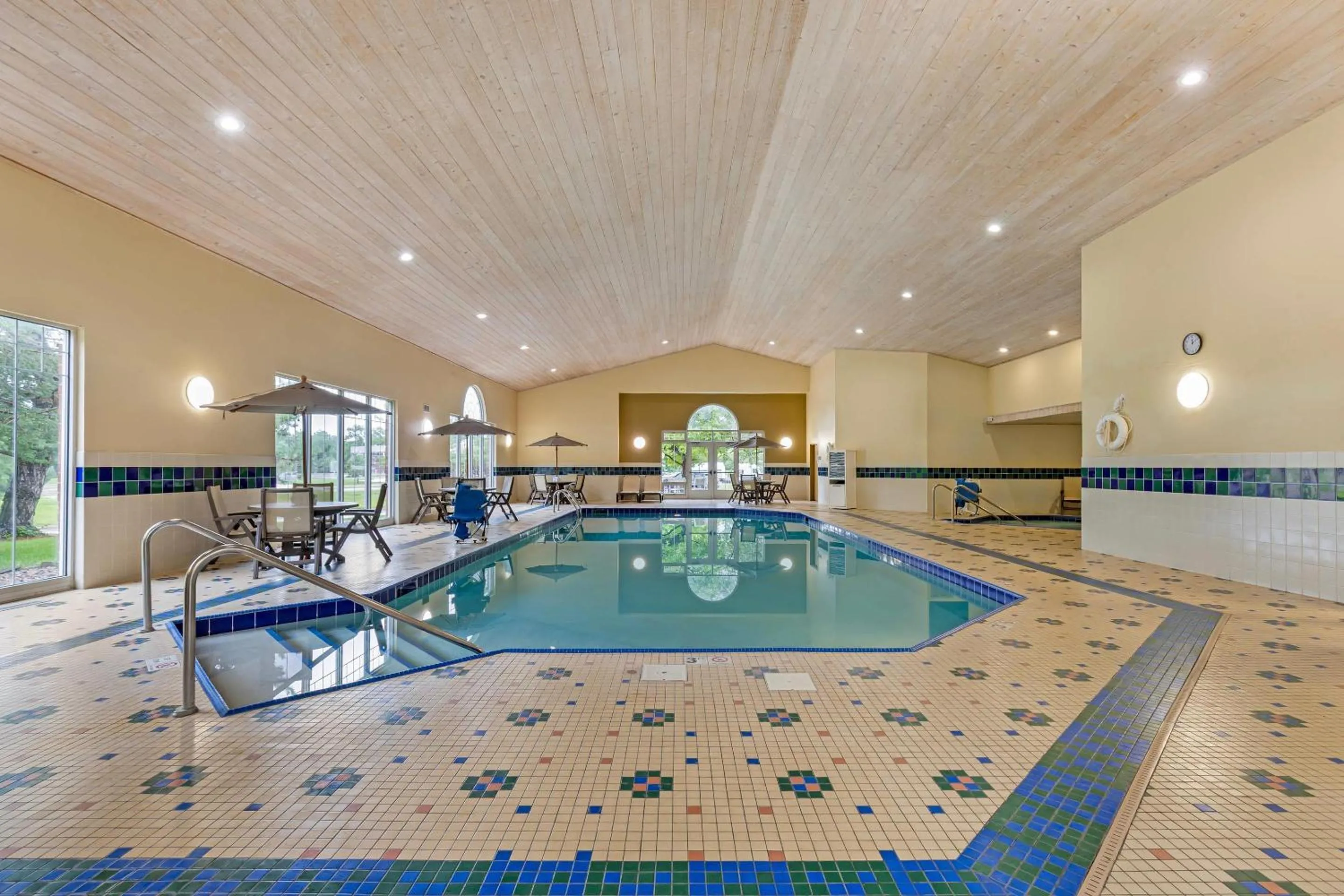 Swimming pool in Country Inn & Suites by Radisson, Des Moines West, IA