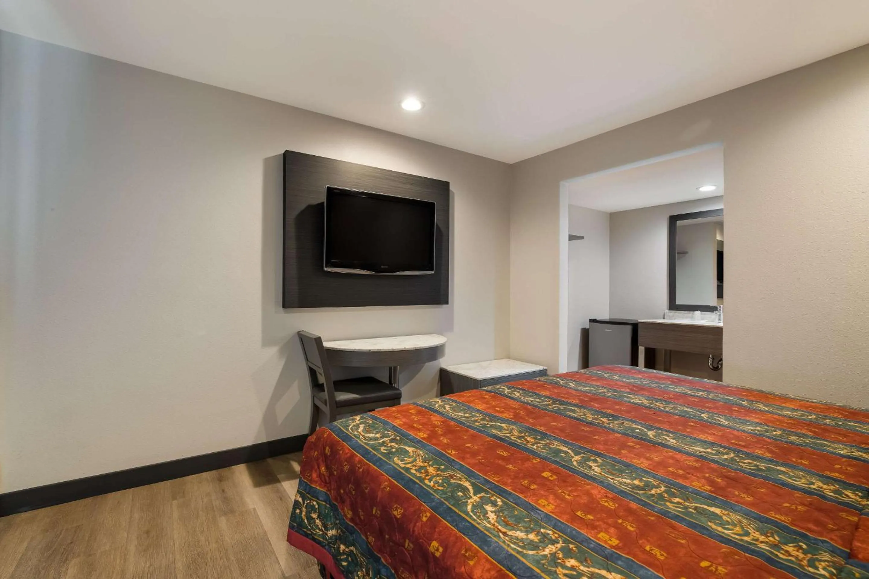 Bedroom, Bed in Rodeway Inn San Bernardino - Colton