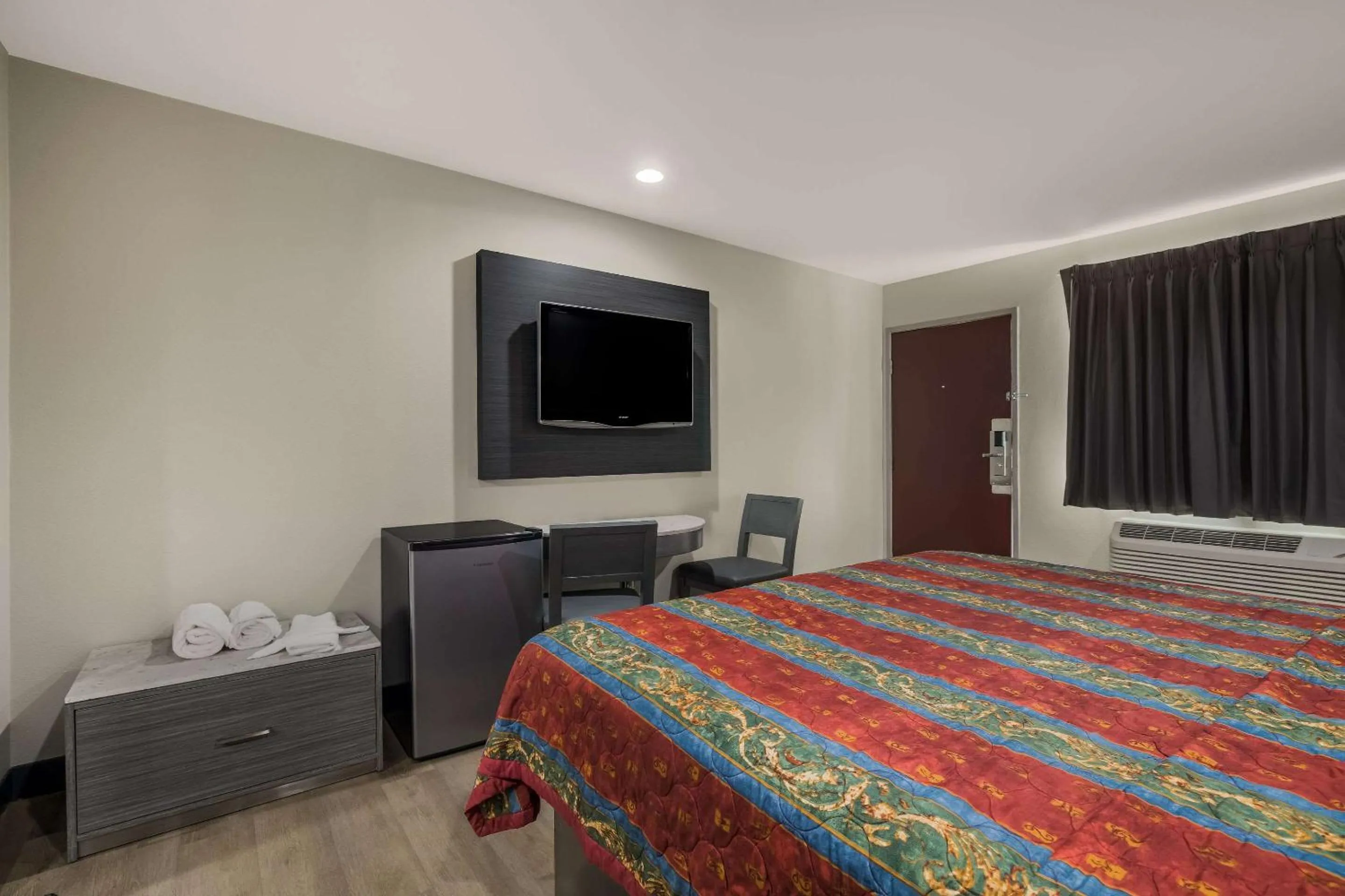 Bedroom, Bed in Rodeway Inn San Bernardino - Colton