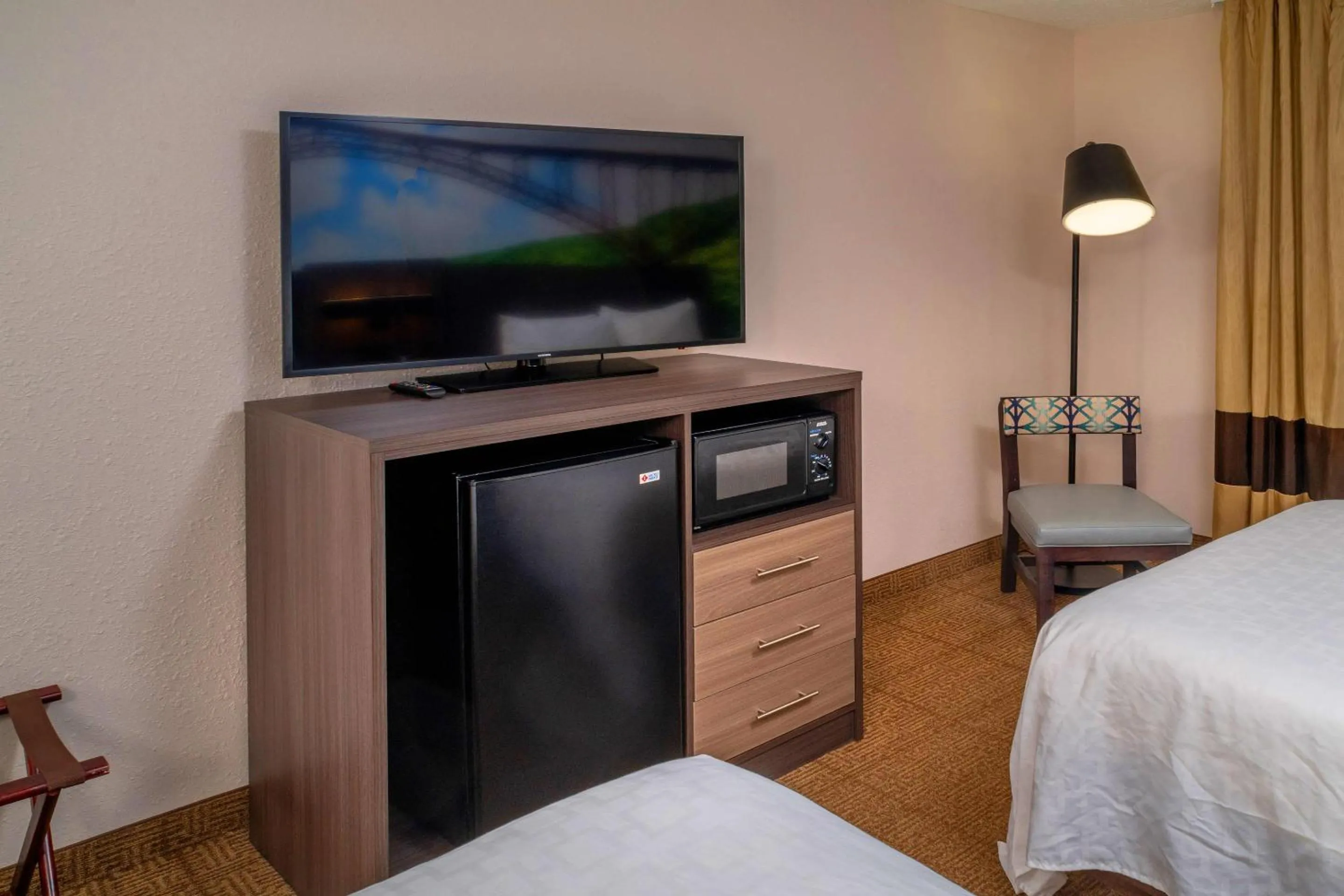 Bedroom, Bed in Clarion Pointe Beckley