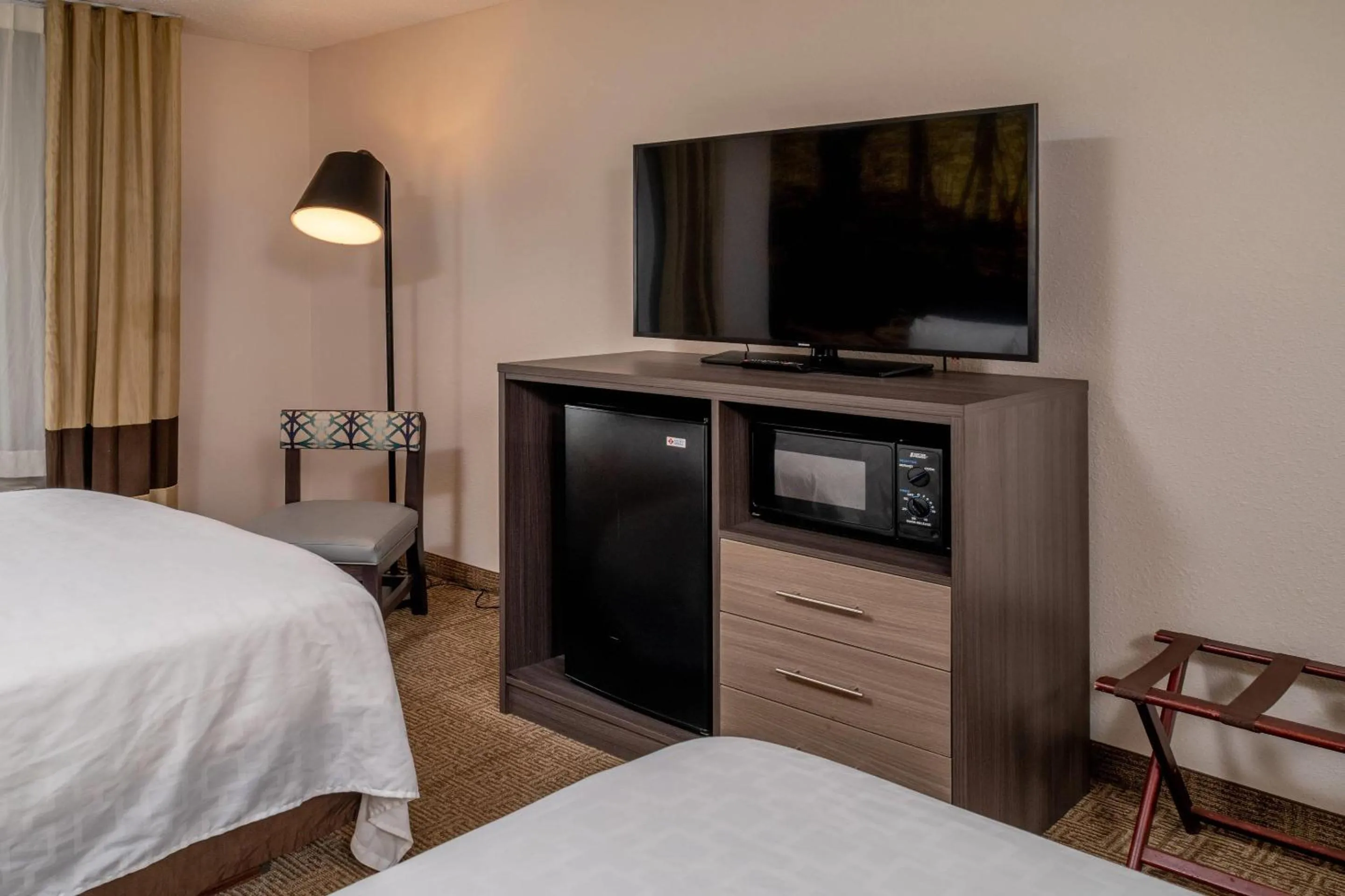 Bedroom, Bed in Clarion Pointe Beckley