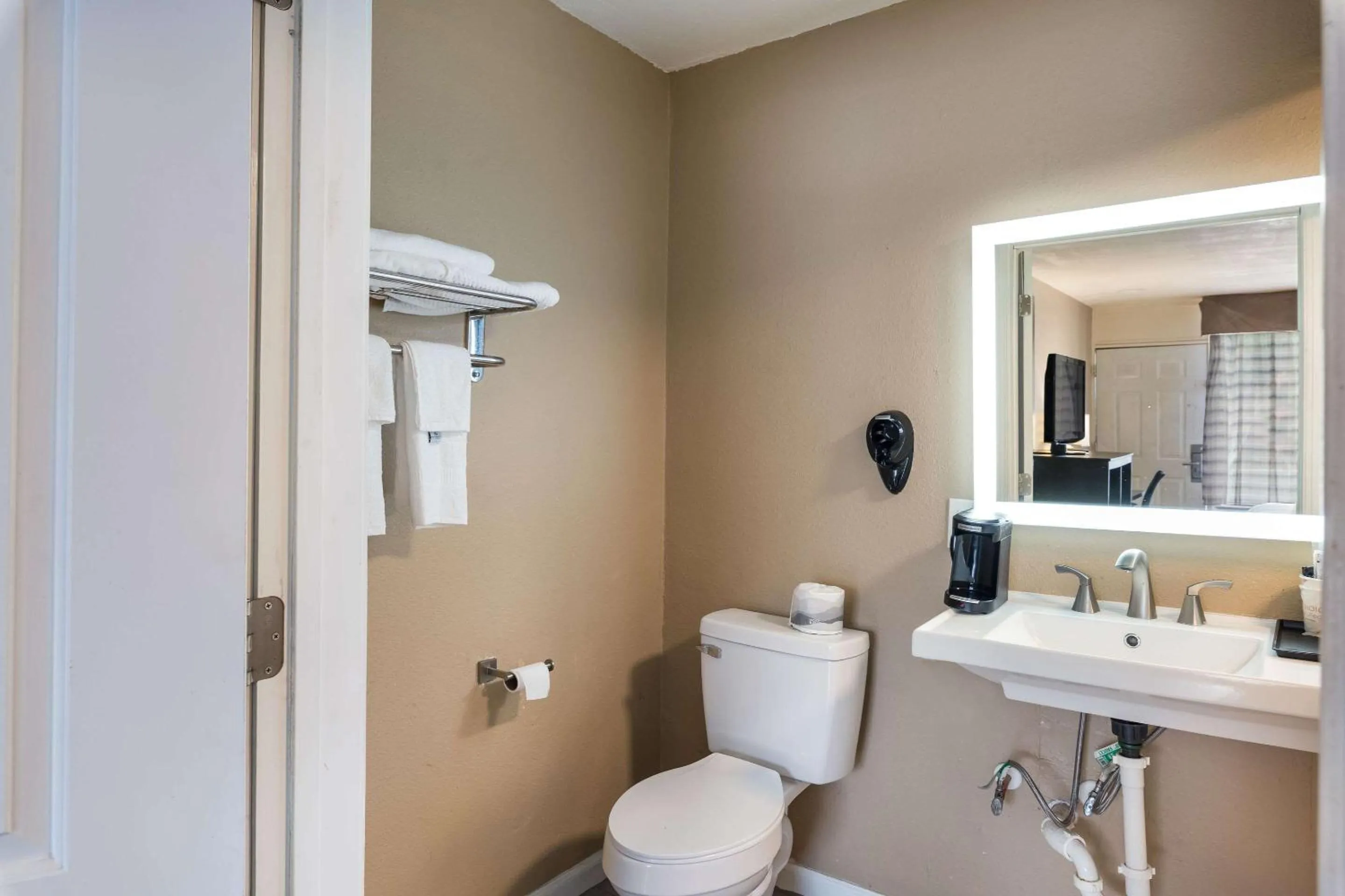 Bedroom in Quality Inn