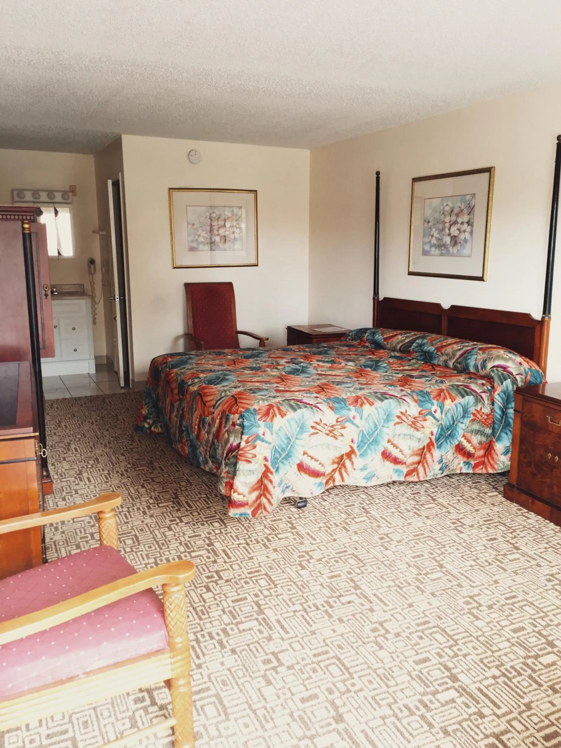 Bed in Red Carpet Inn Kissimmee