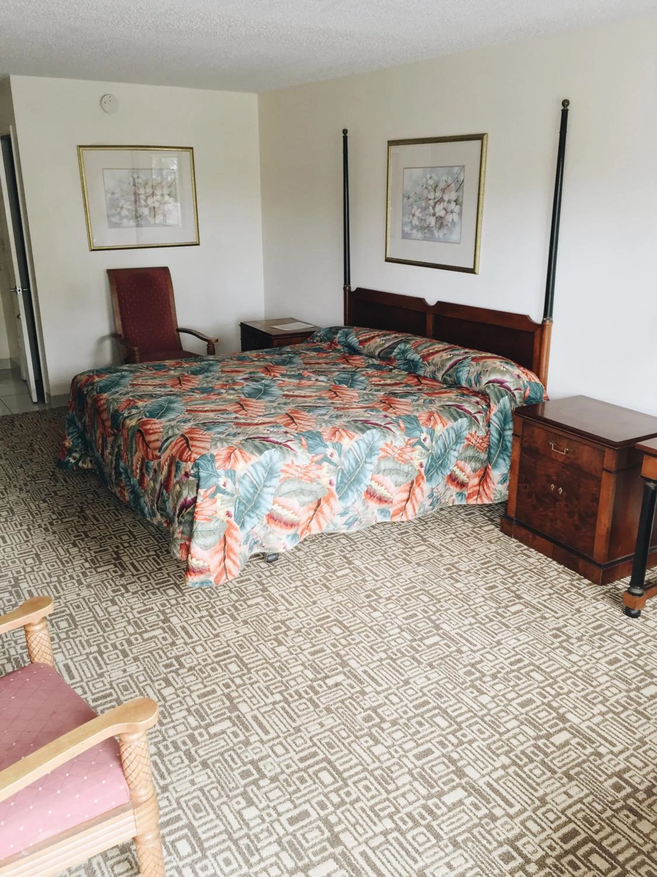 Bed in Red Carpet Inn Kissimmee