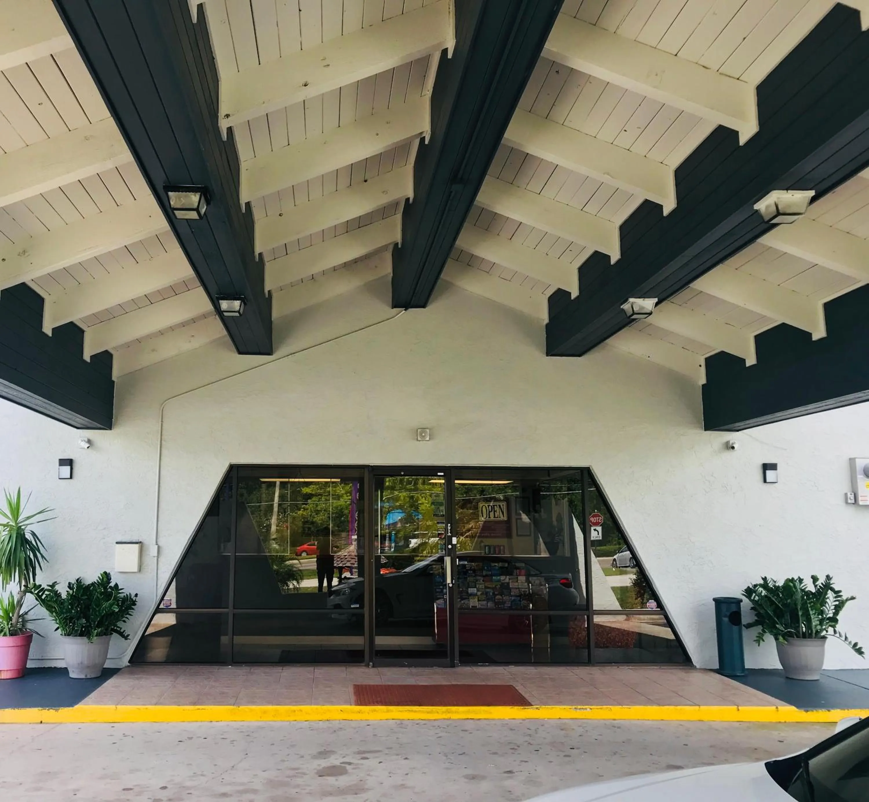 Facade/entrance in Red Carpet Inn Kissimmee