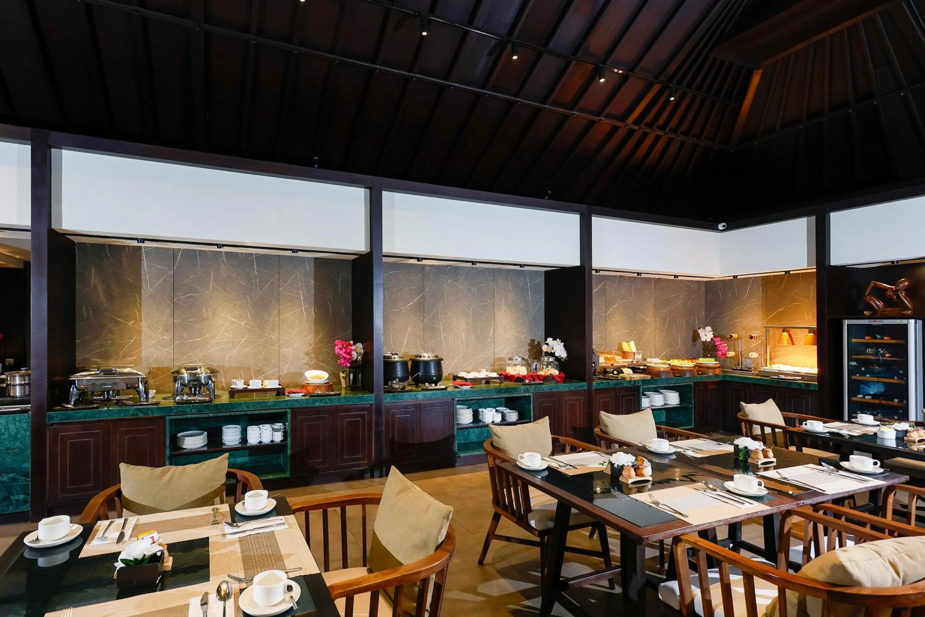 Restaurant/places to eat in Rama Beach Resort and Villas