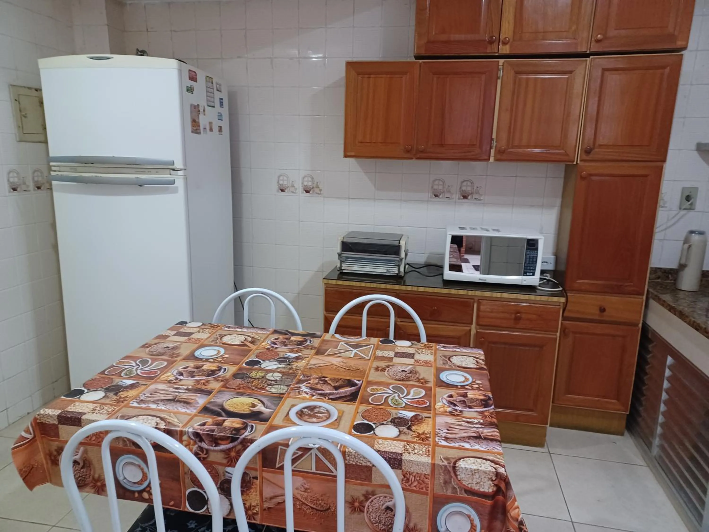 Communal kitchen in CASA a 3 MIN a PÉ da PRAIA DO FORTE - CHURRASQUEIRA - WI FI