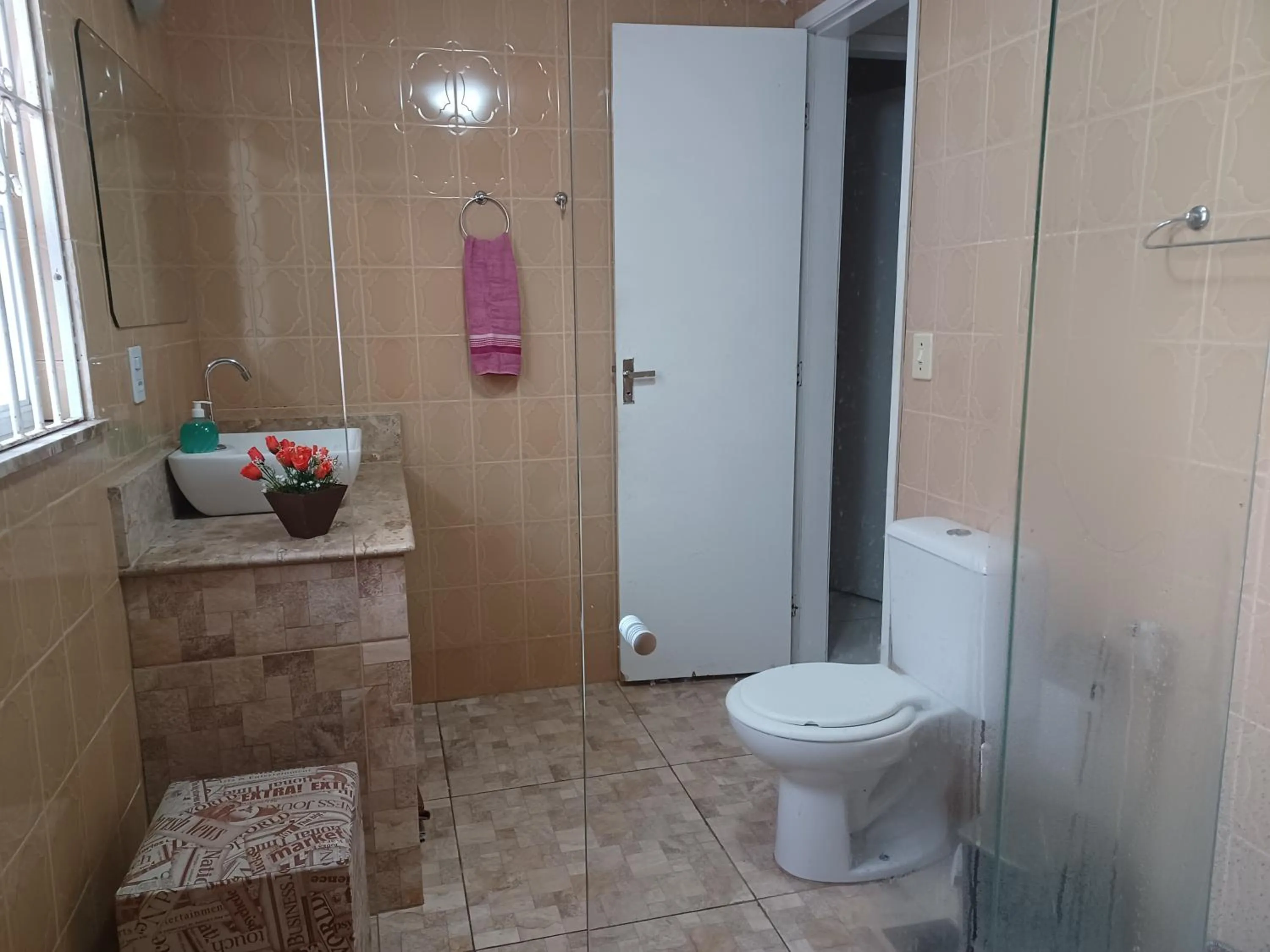Bathroom in CASA a 3 MIN a PÉ da PRAIA DO FORTE - CHURRASQUEIRA - WI FI