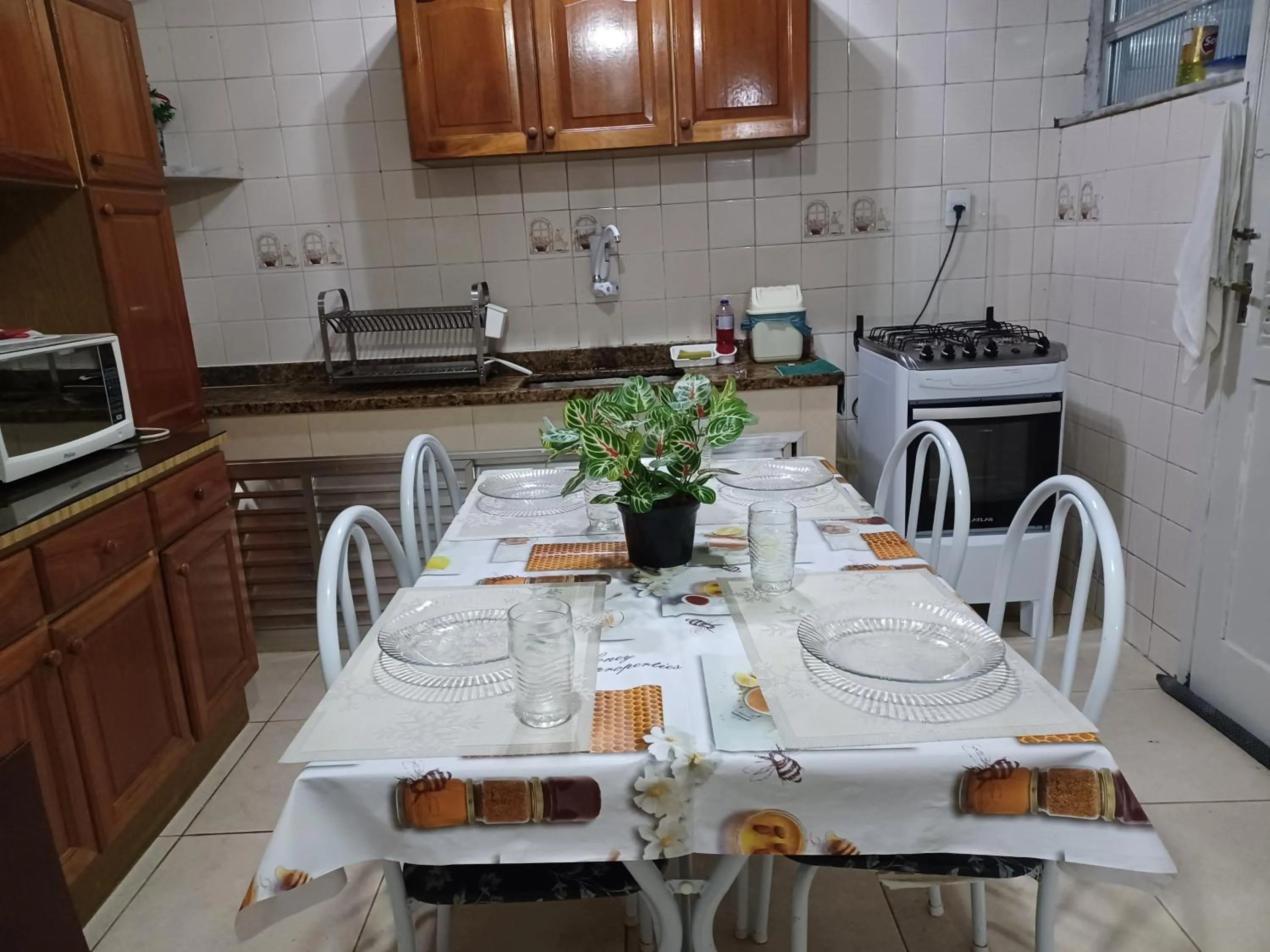 Dining area in CASA a 3 MIN a PÉ da PRAIA DO FORTE - CHURRASQUEIRA - WI FI