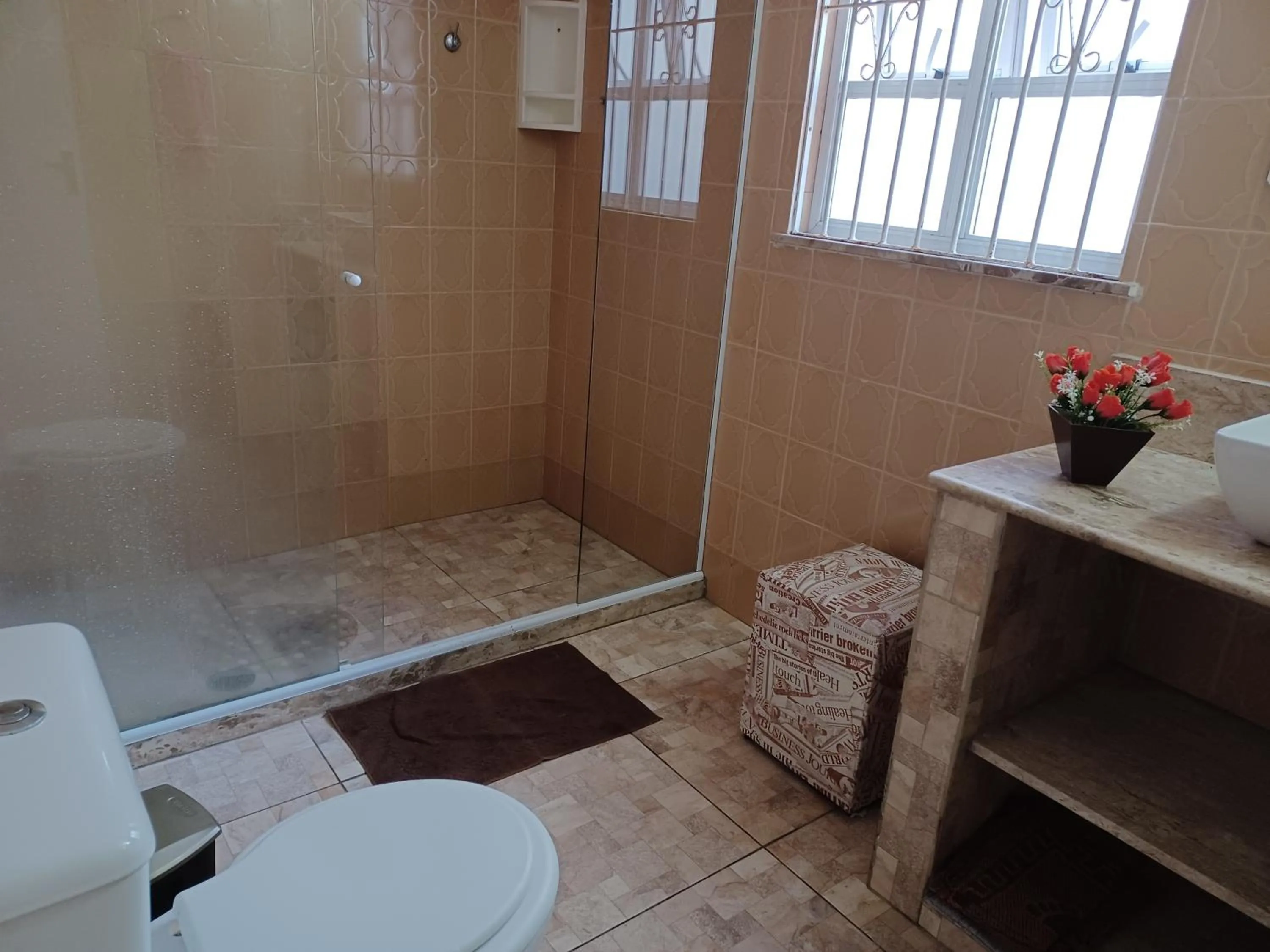 Bathroom in CASA a 3 MIN a PÉ da PRAIA DO FORTE - CHURRASQUEIRA - WI FI