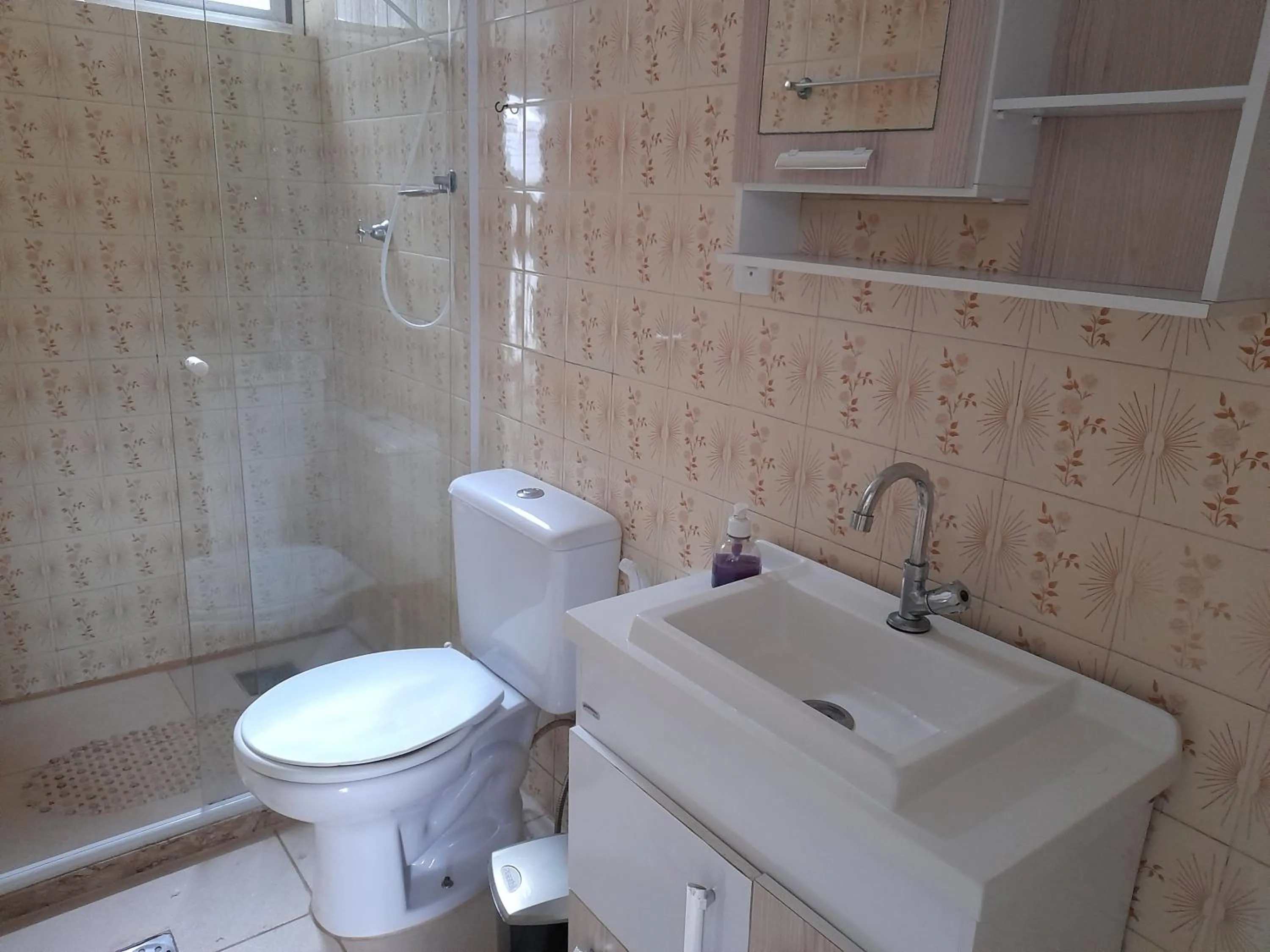 Bathroom in CASA a 3 MIN a PÉ da PRAIA DO FORTE - CHURRASQUEIRA - WI FI