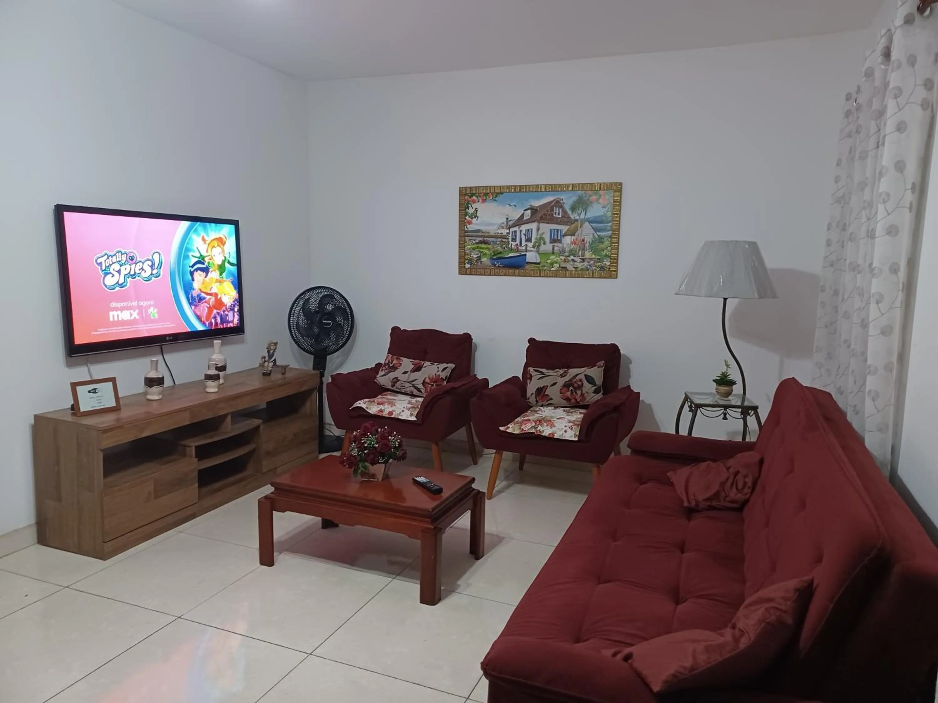 Living room in CASA a 3 MIN a PÉ da PRAIA DO FORTE - CHURRASQUEIRA - WI FI
