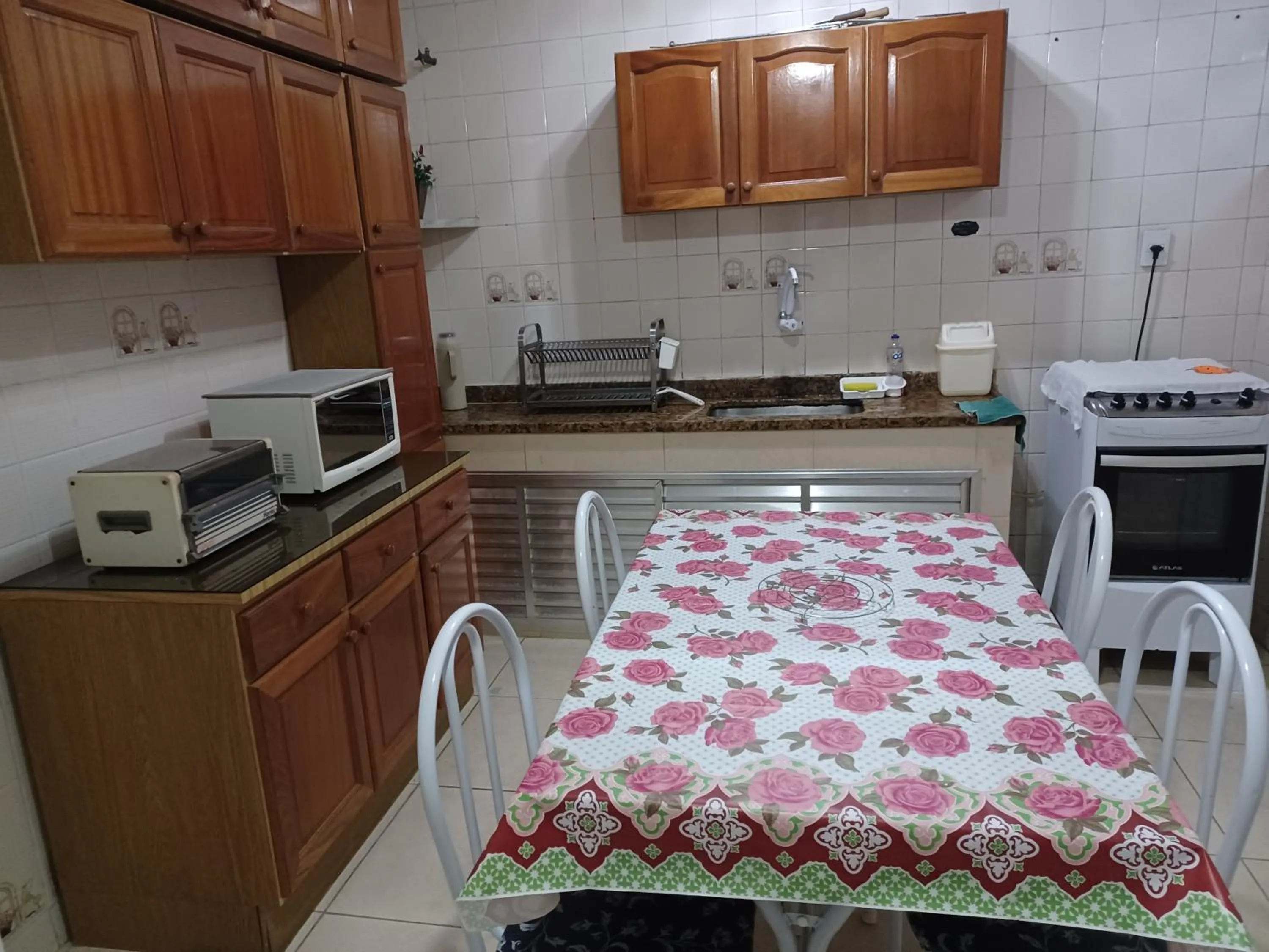 Kitchen or kitchenette in CASA a 3 MIN a PÉ da PRAIA DO FORTE - CHURRASQUEIRA - WI FI