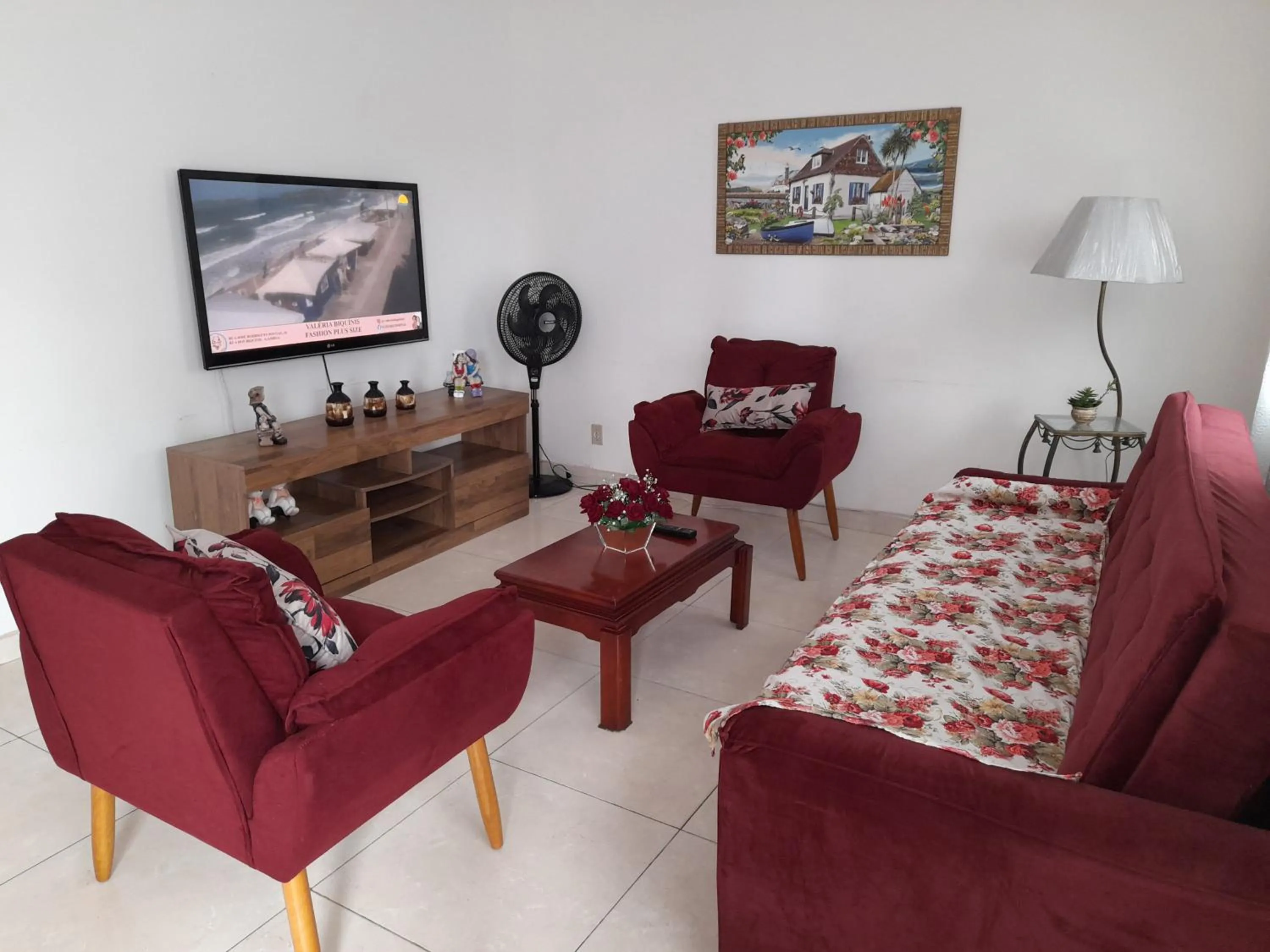 Living room in CASA a 3 MIN a PÉ da PRAIA DO FORTE - CHURRASQUEIRA - WI FI