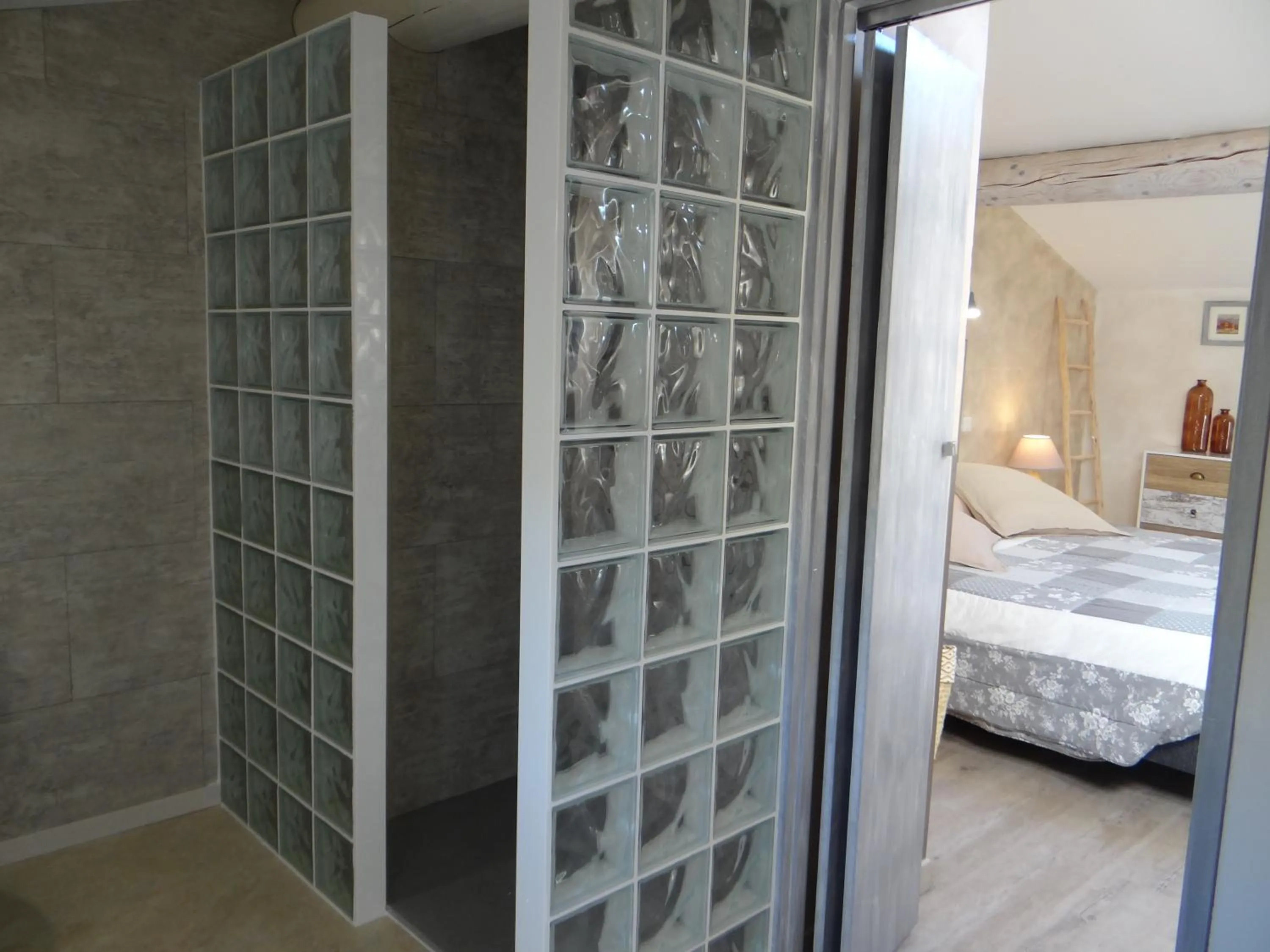 Shower, Bed in Mas Val-Chênaie Gordes