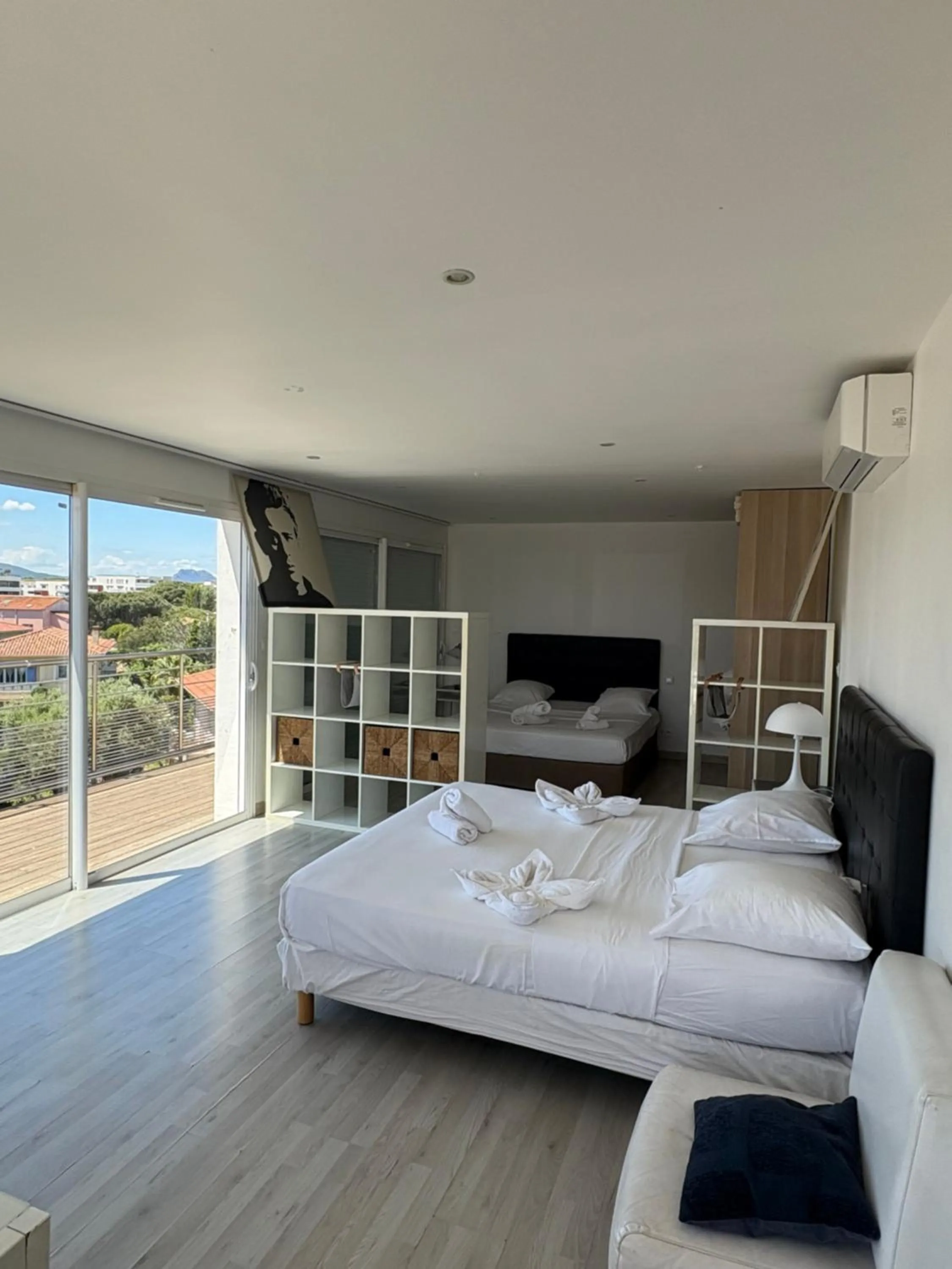 Patio, Bed in Hotel Sable Et Soleil - Port, Plage & Jacuzzi privé