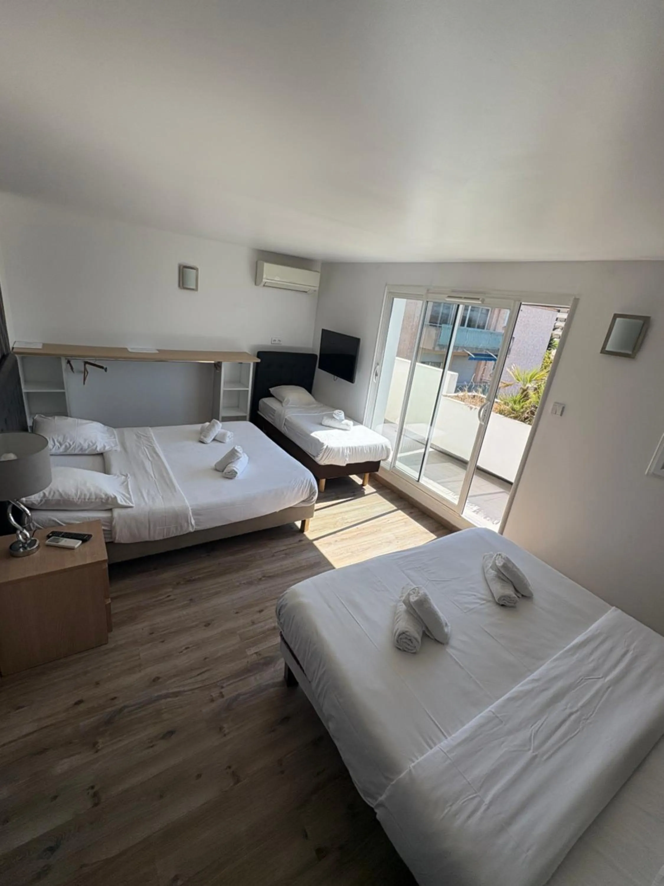 Bed in Hotel Sable Et Soleil - Port, Plage & Jacuzzi privé