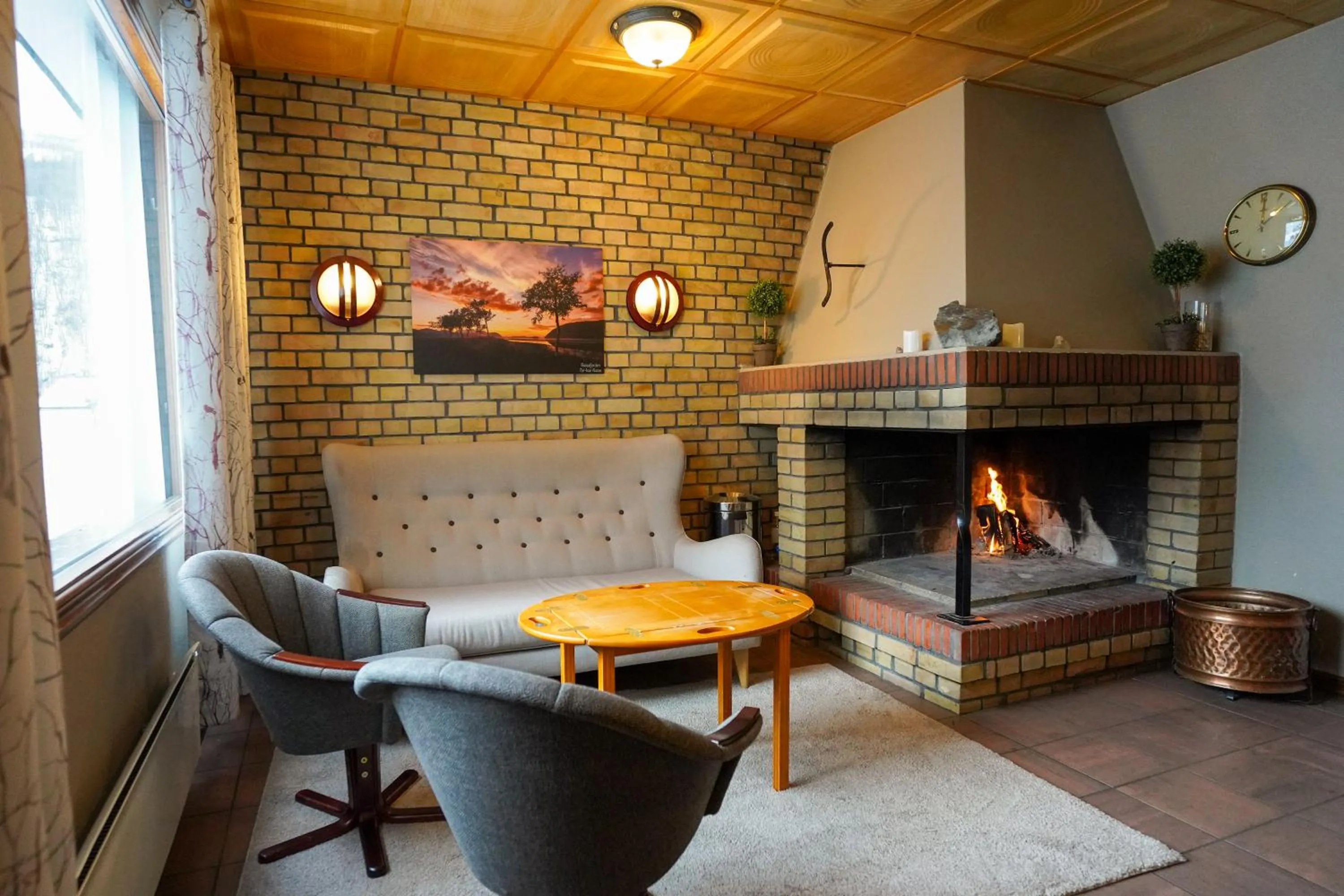 Living room in Reisafjord Hotel