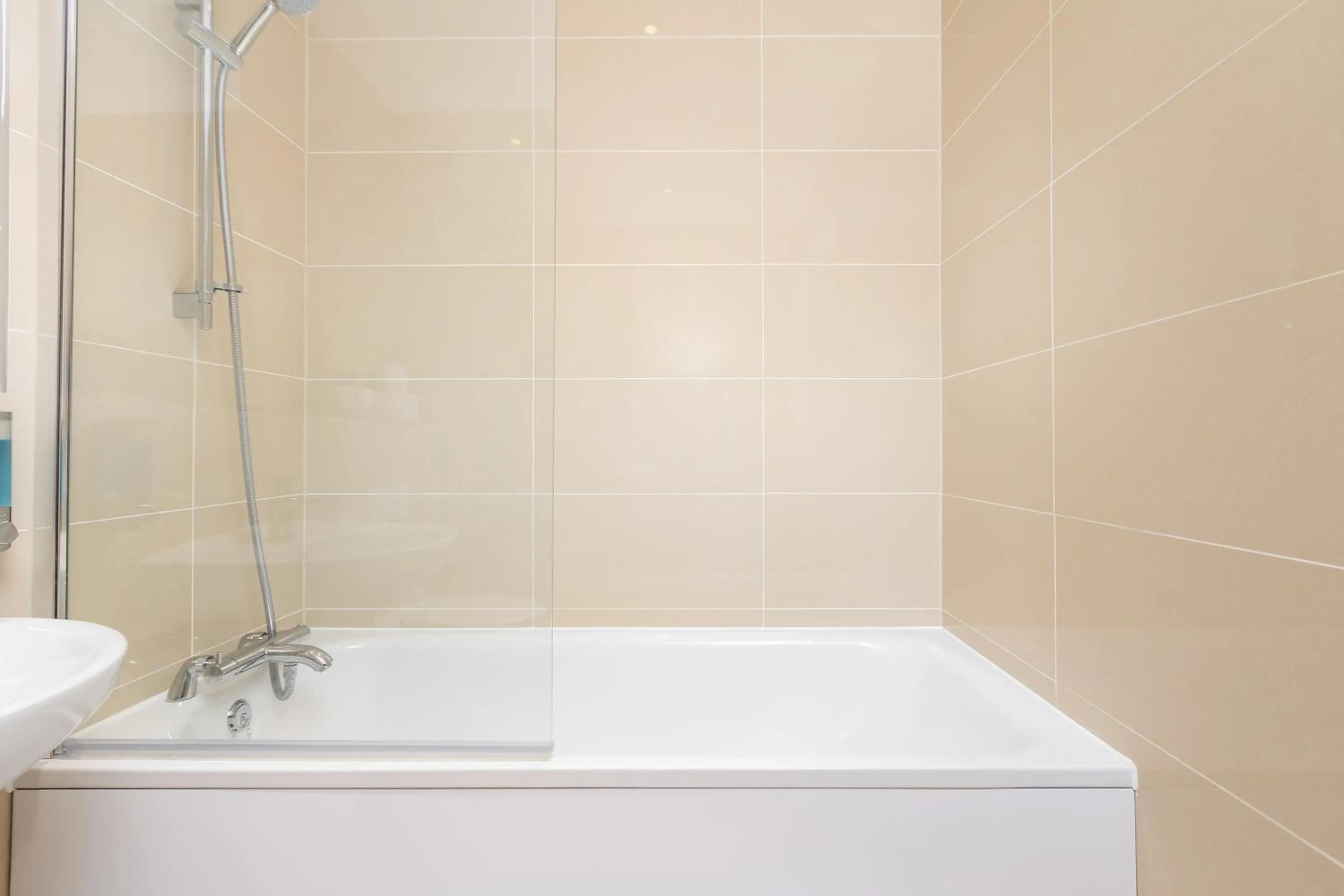 Bathroom in Skyvillion - COZY APARTMENTS in Enfield Town With Free Parking & Wifi