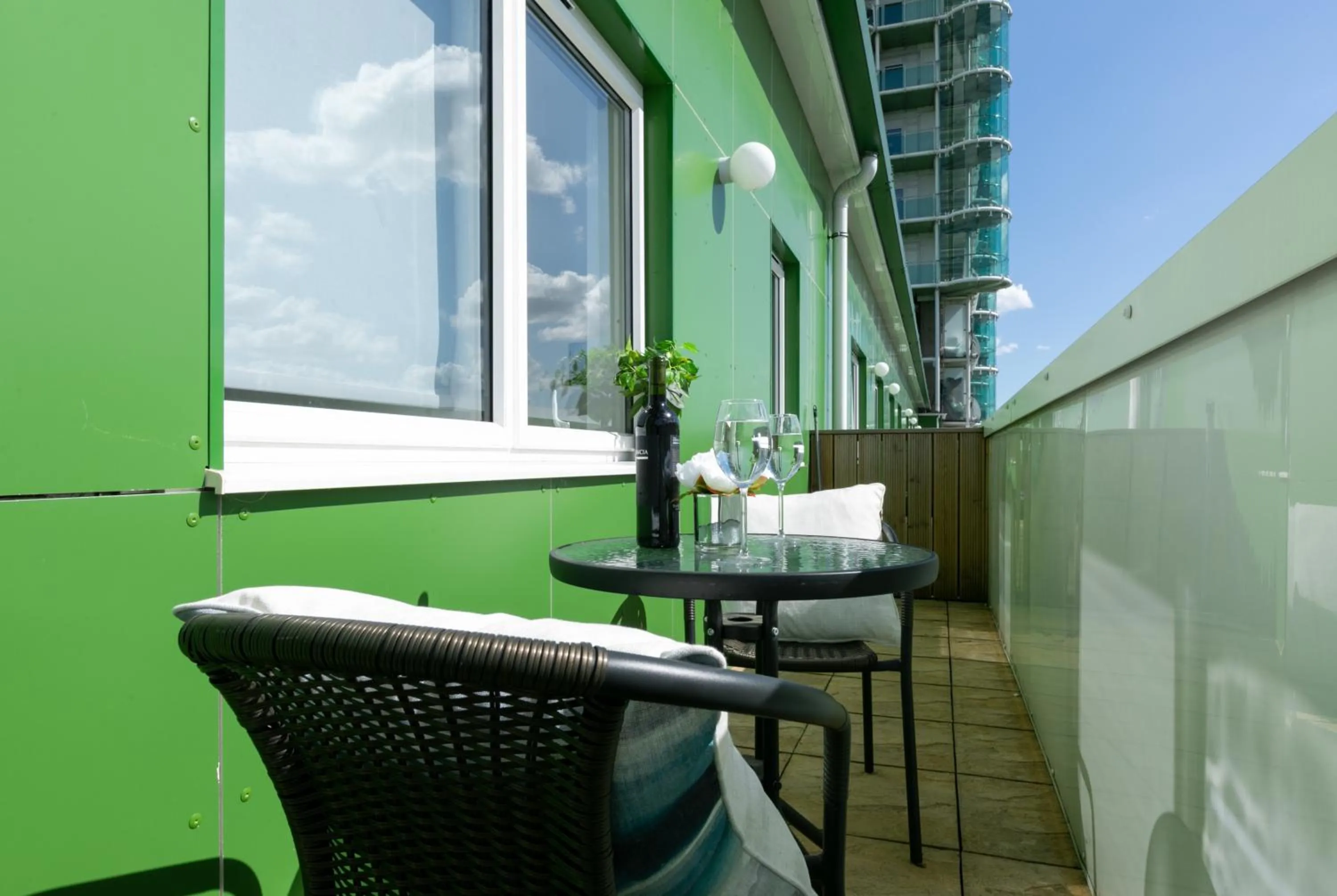 Patio in Skyvillion - COZY APARTMENTS in Enfield Town With Free Parking & Wifi