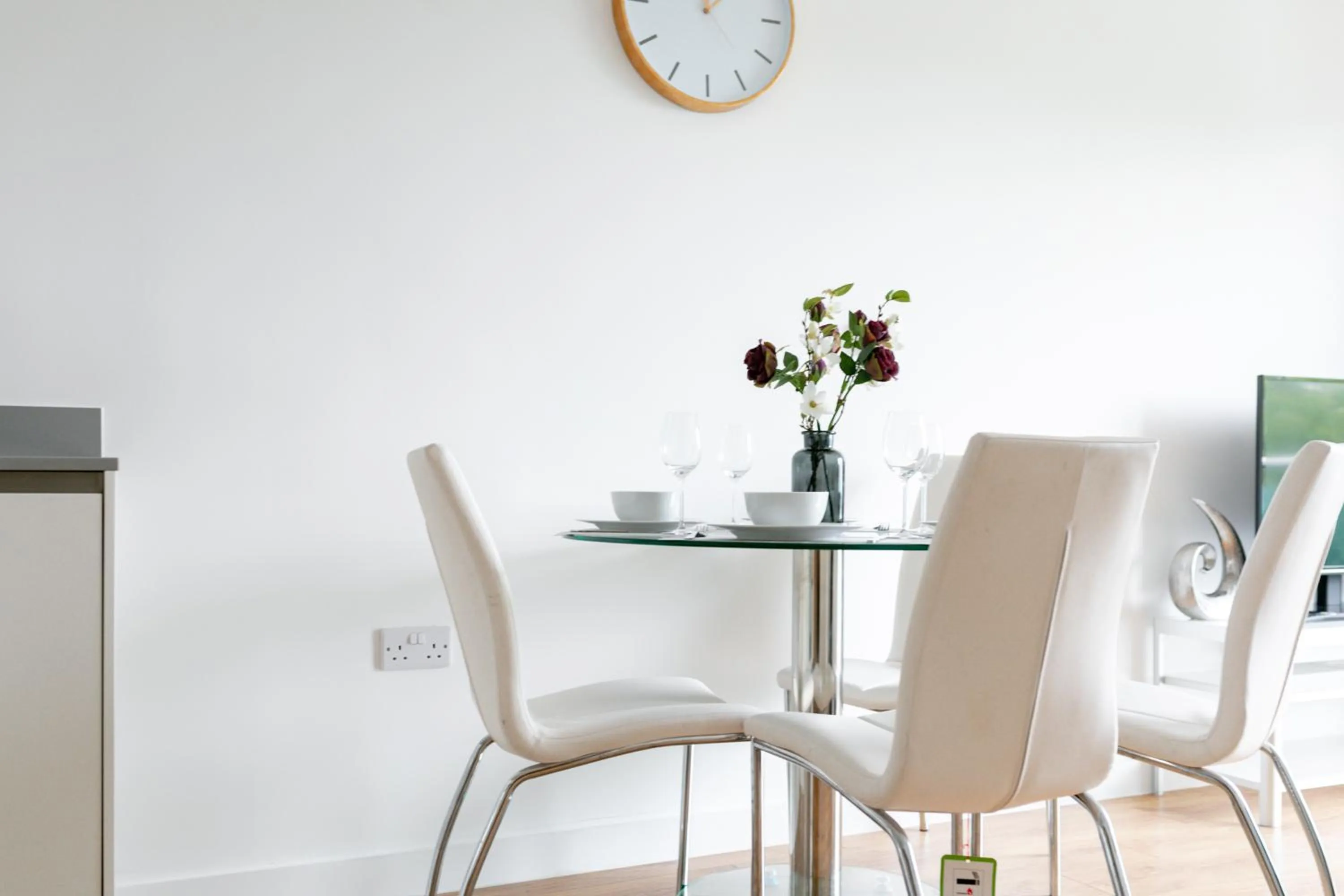 Dining area in Skyvillion - COZY APARTMENTS in Enfield Town With Free Parking & Wifi