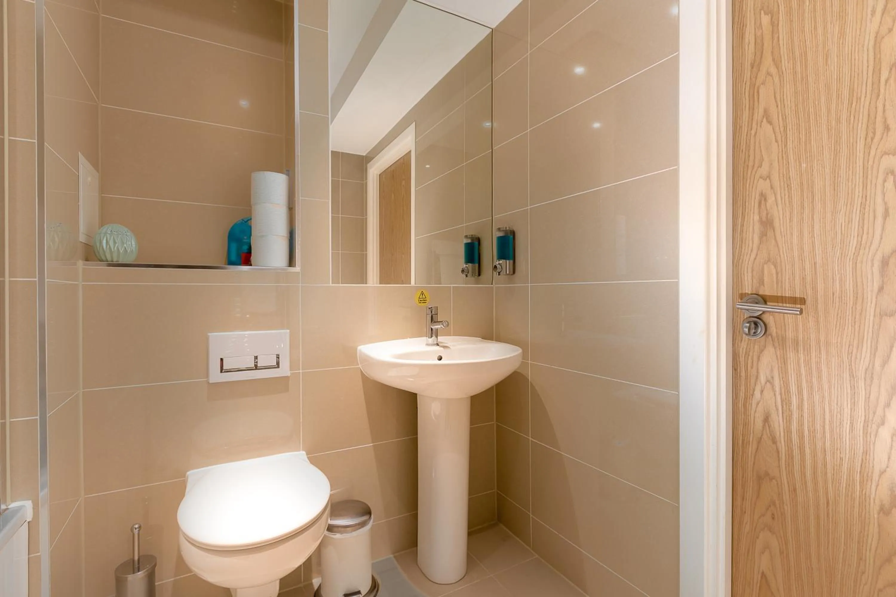 Toilet in Skyvillion - COZY APARTMENTS in Enfield Town With Free Parking & Wifi