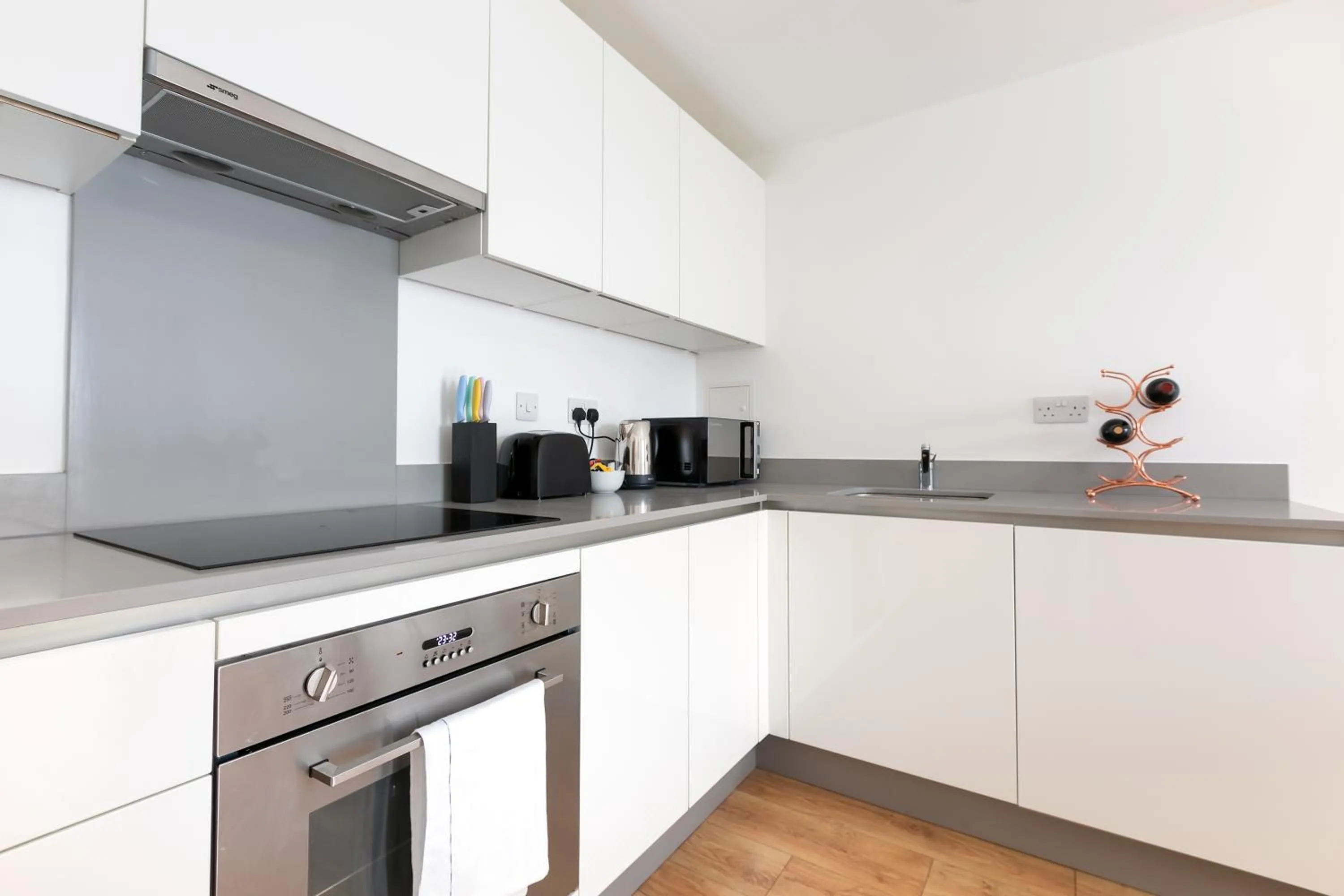 Kitchen or kitchenette in Skyvillion - COZY APARTMENTS in Enfield Town With Free Parking & Wifi