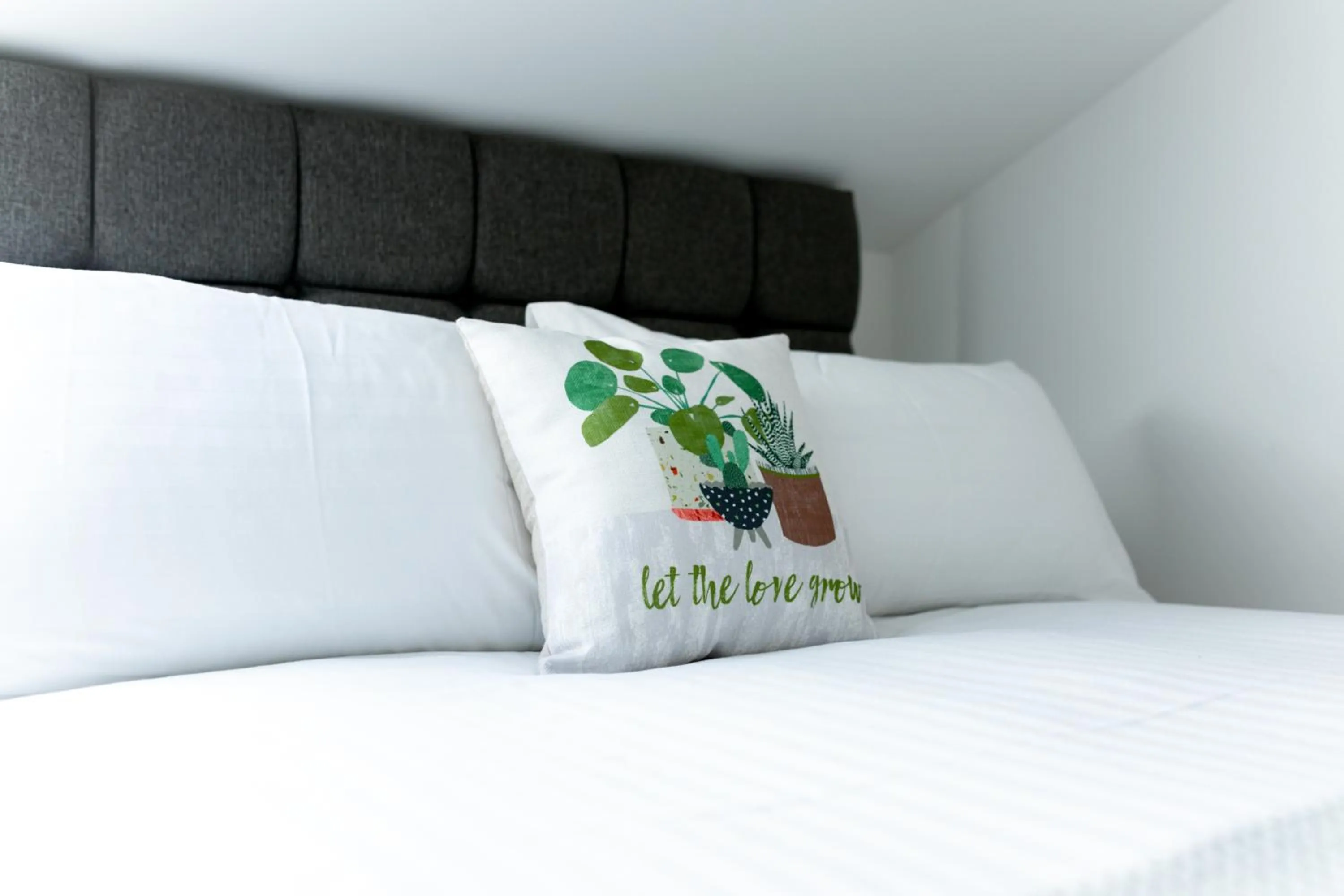 Bed in Skyvillion - COZY APARTMENTS in Enfield Town With Free Parking & Wifi