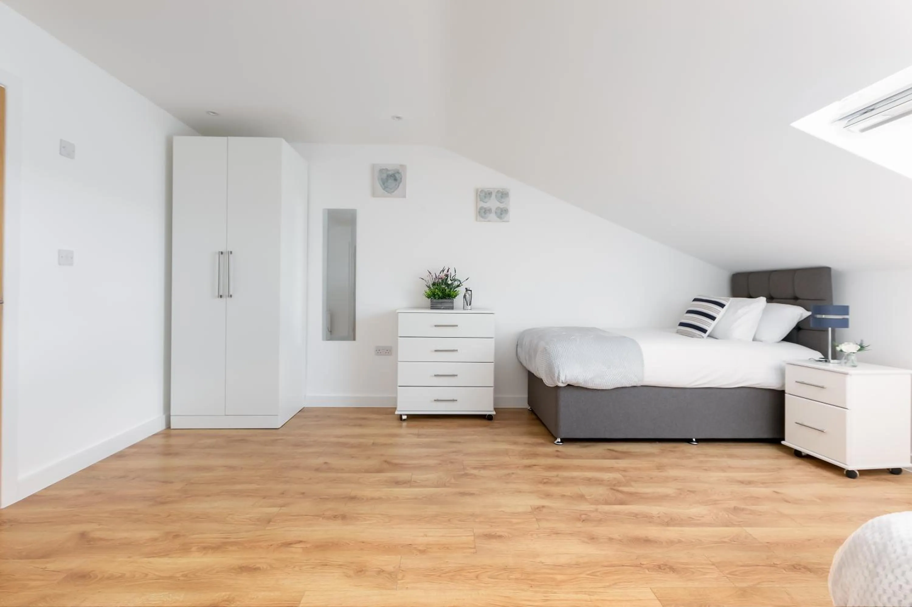 Bedroom, Bed in Skyvillion - COZY APARTMENTS in Enfield Town With Free Parking & Wifi