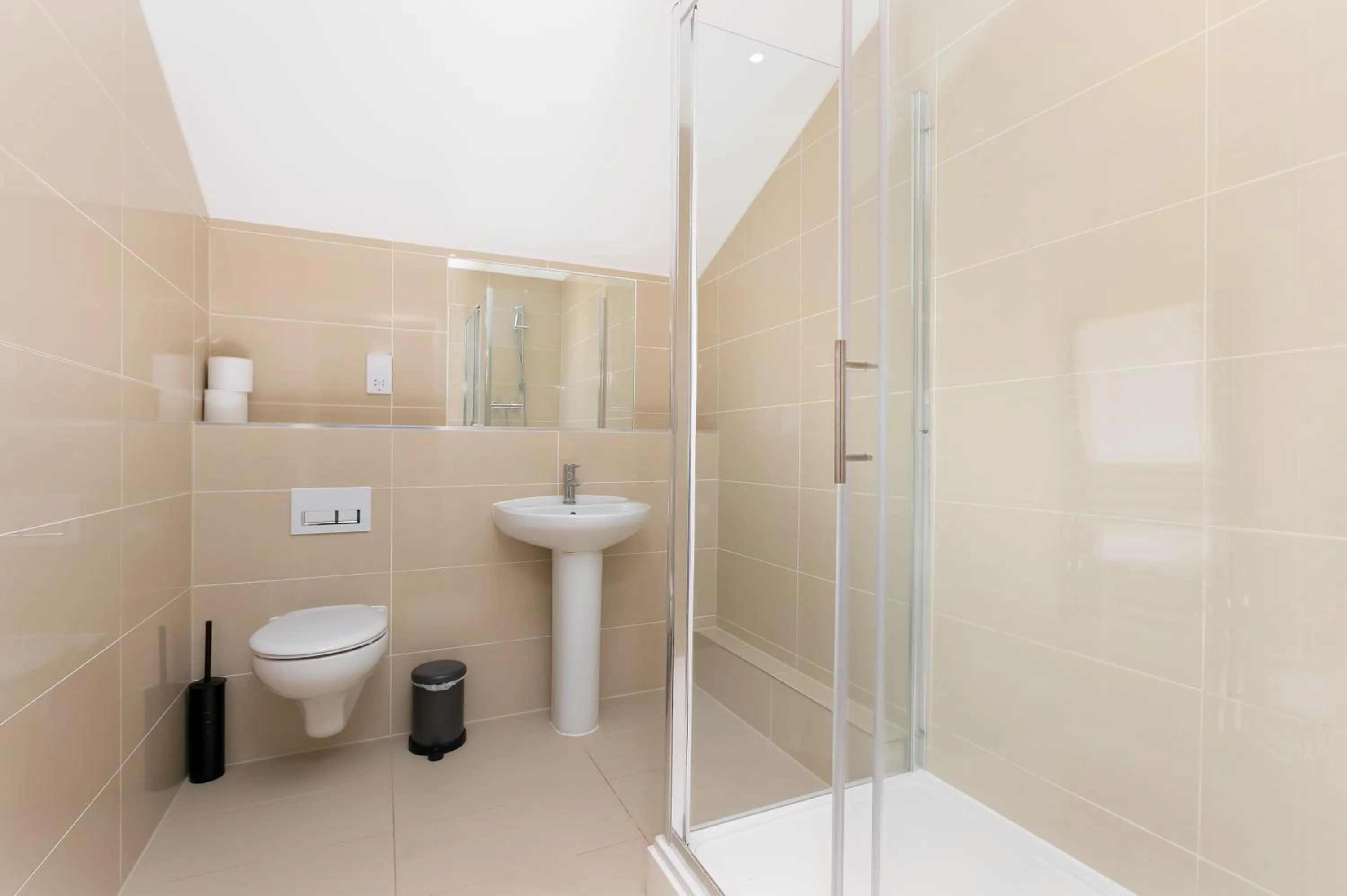 Shower in Skyvillion - COZY APARTMENTS in Enfield Town With Free Parking & Wifi