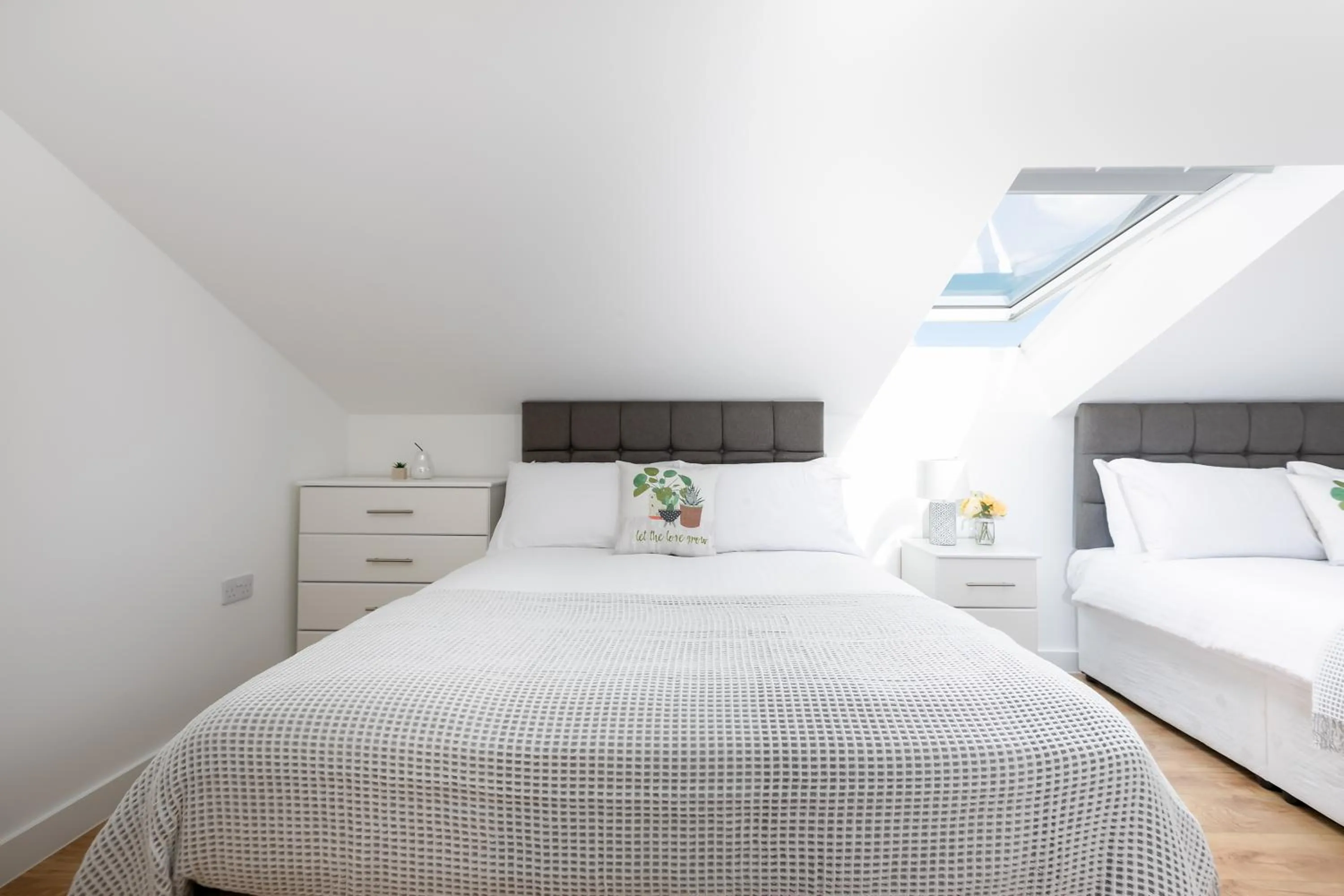 Bed in Skyvillion - COZY APARTMENTS in Enfield Town With Free Parking & Wifi