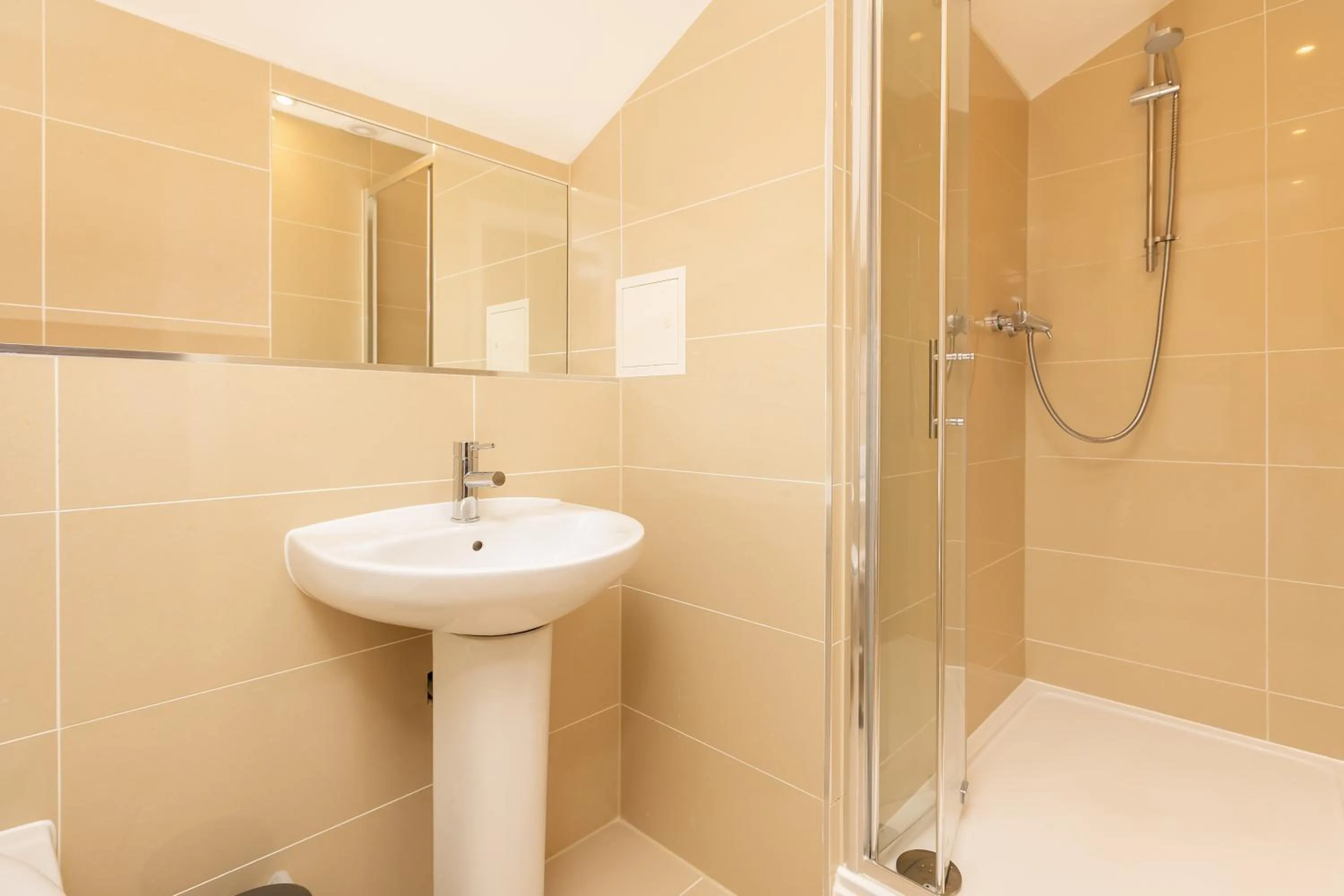 Shower in Skyvillion - COZY APARTMENTS in Enfield Town With Free Parking & Wifi