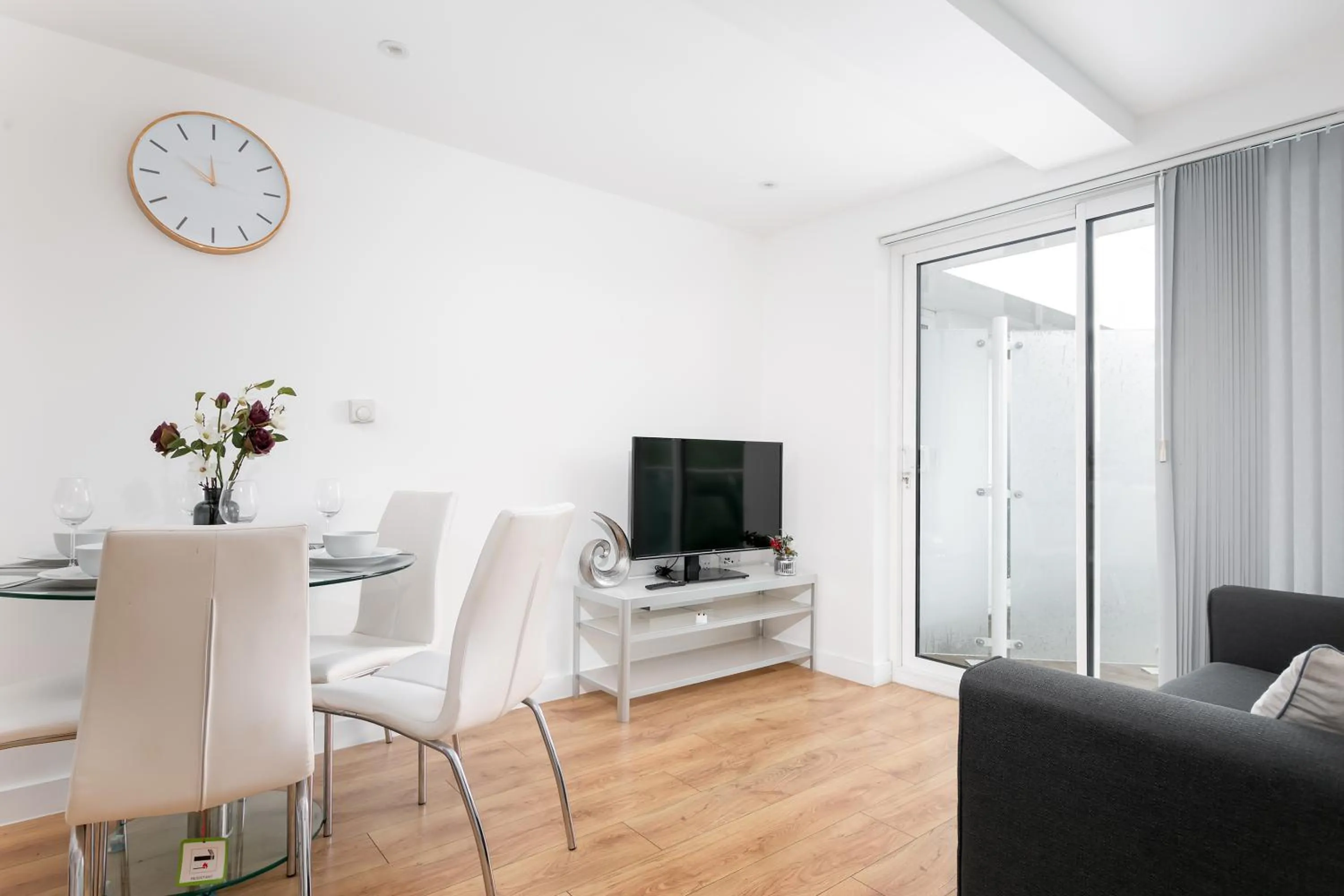 TV and multimedia in Skyvillion - COZY APARTMENTS in Enfield Town With Free Parking & Wifi