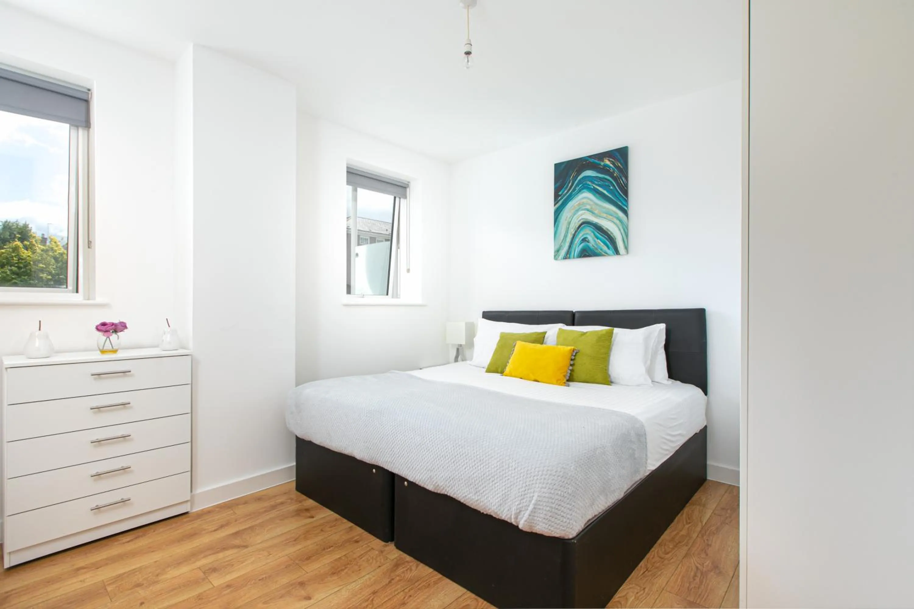 Bed in Skyvillion - COZY APARTMENTS in Enfield Town With Free Parking & Wifi