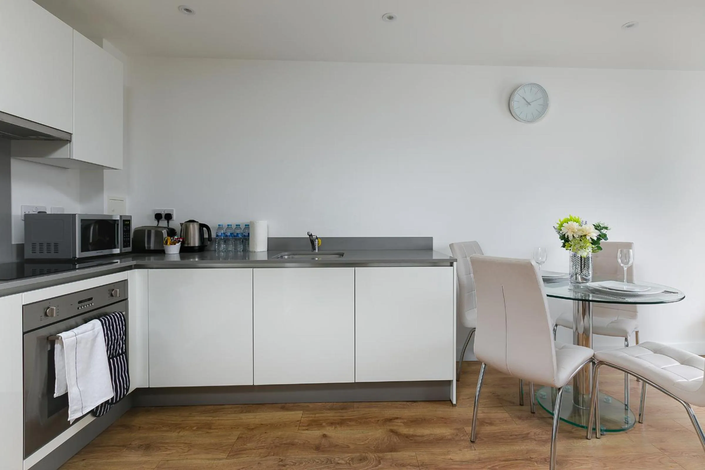 Kitchen or kitchenette in Skyvillion - COZY APARTMENTS in Enfield Town With Free Parking & Wifi