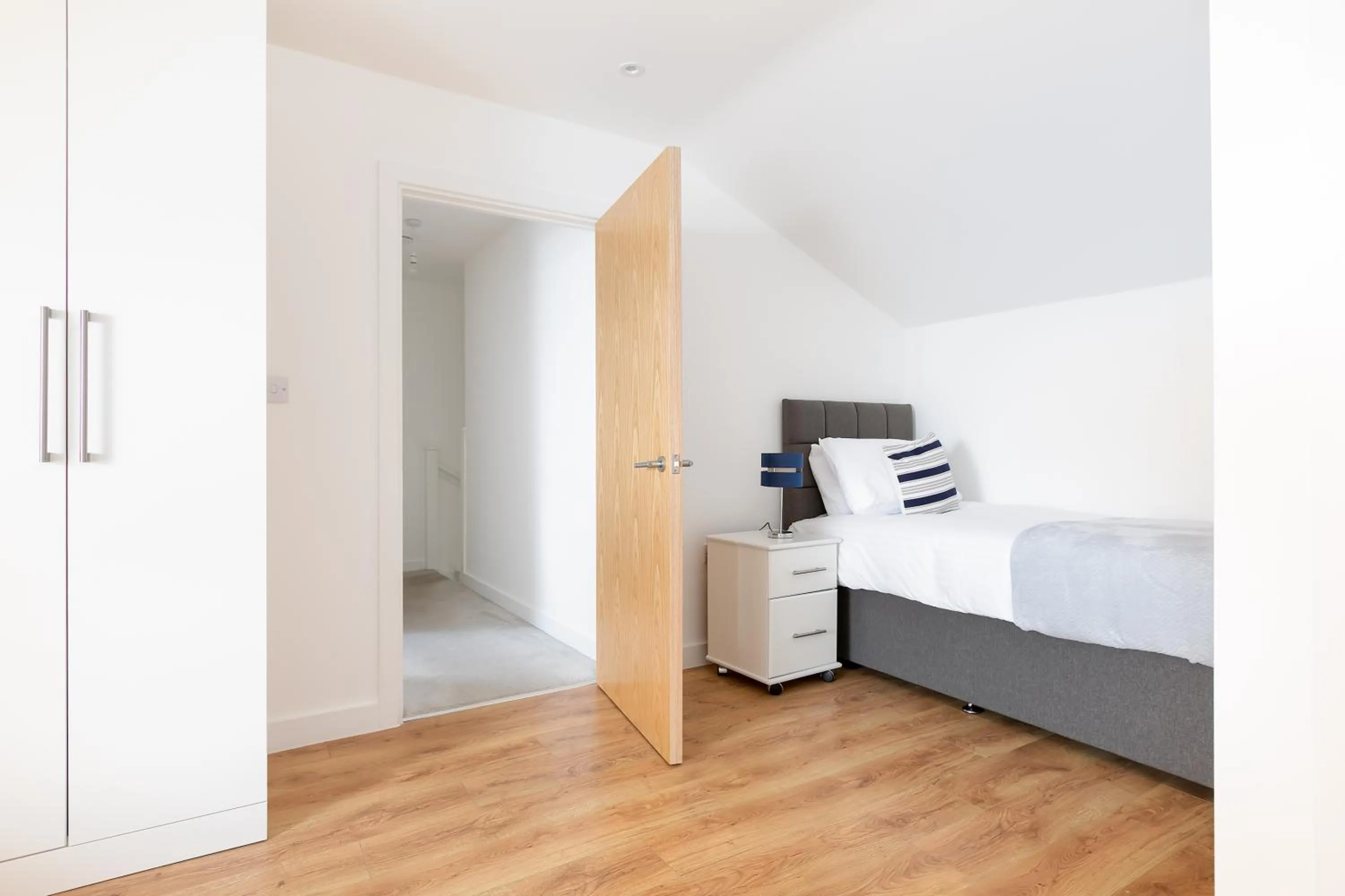 Bed in Skyvillion - COZY APARTMENTS in Enfield Town With Free Parking & Wifi