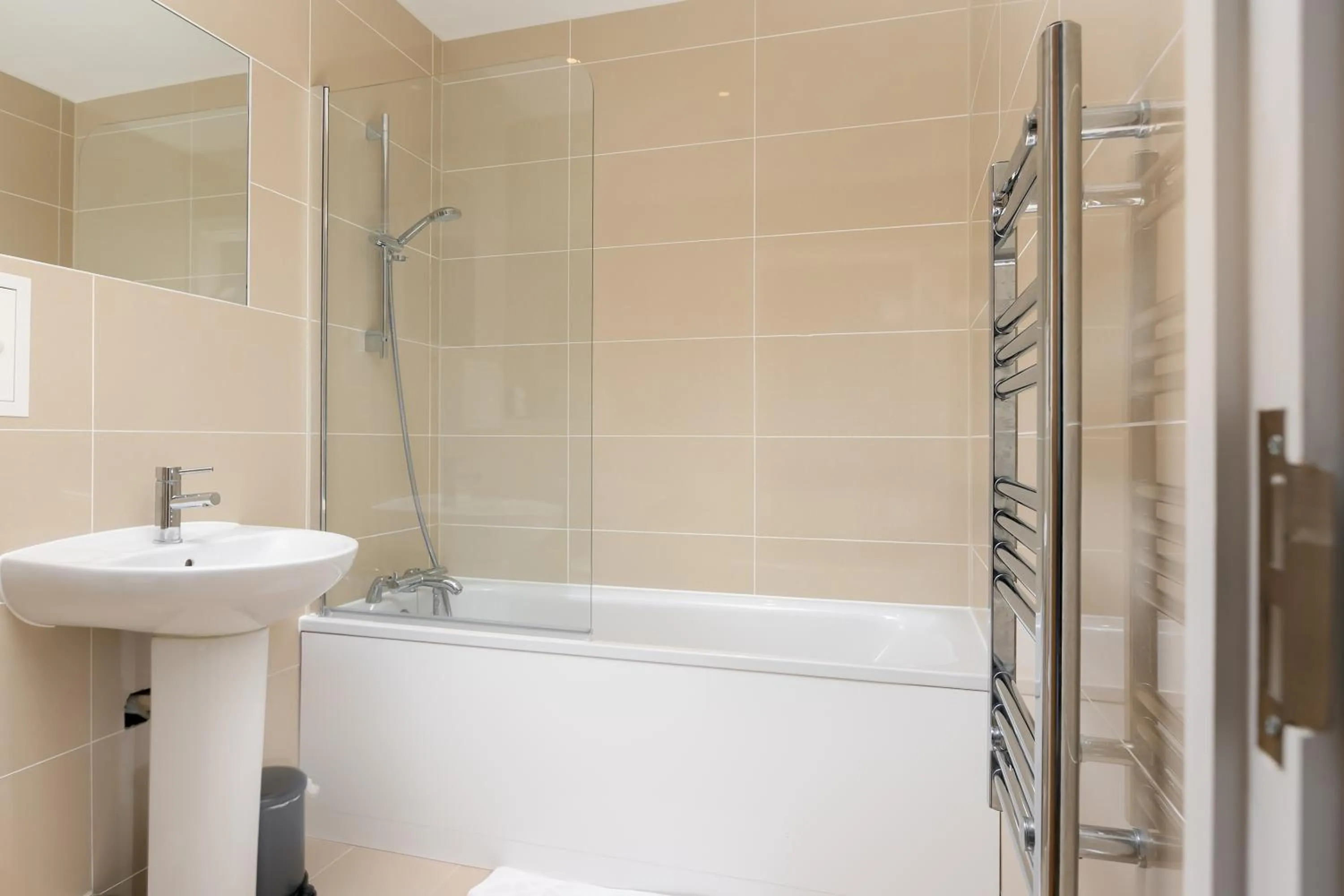 Toilet in Skyvillion - COZY APARTMENTS in Enfield Town With Free Parking & Wifi