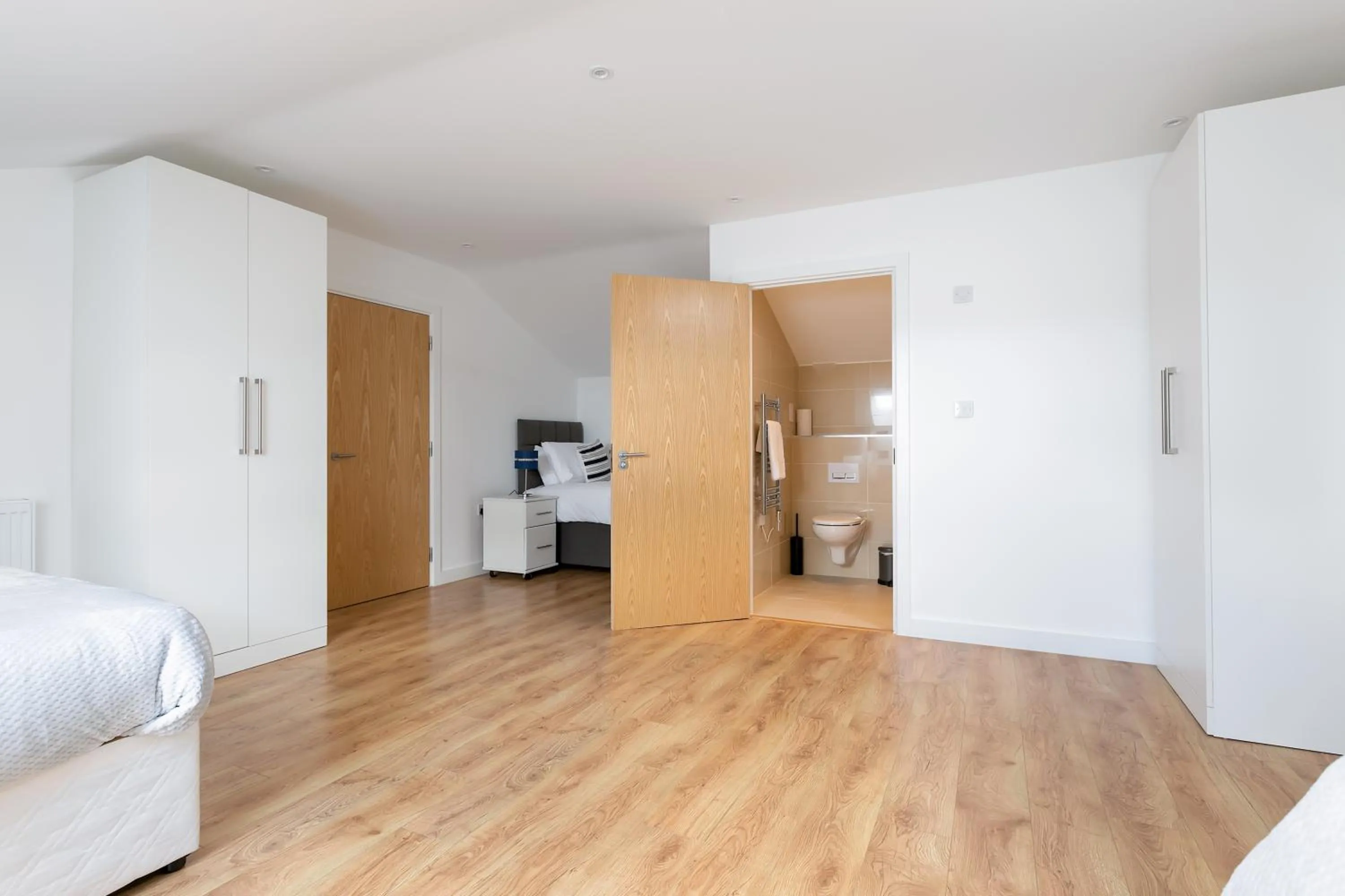 Shower, Bed in Skyvillion - COZY APARTMENTS in Enfield Town With Free Parking & Wifi