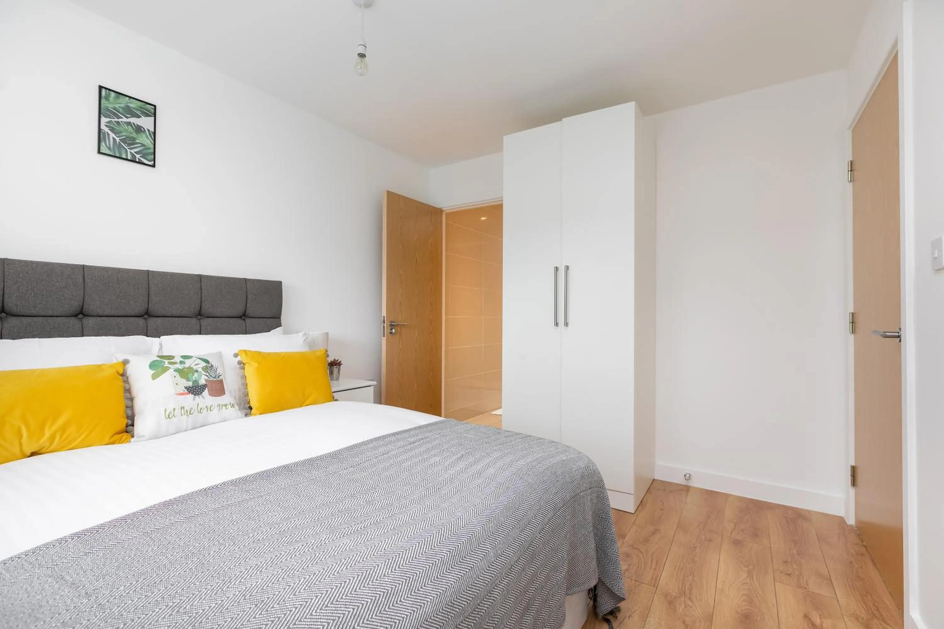 Bed in Skyvillion - COZY APARTMENTS in Enfield Town With Free Parking & Wifi