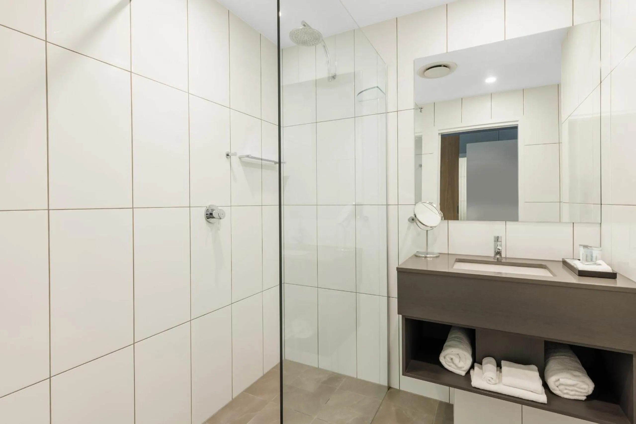 Best Western Plus North Lakes Hotel