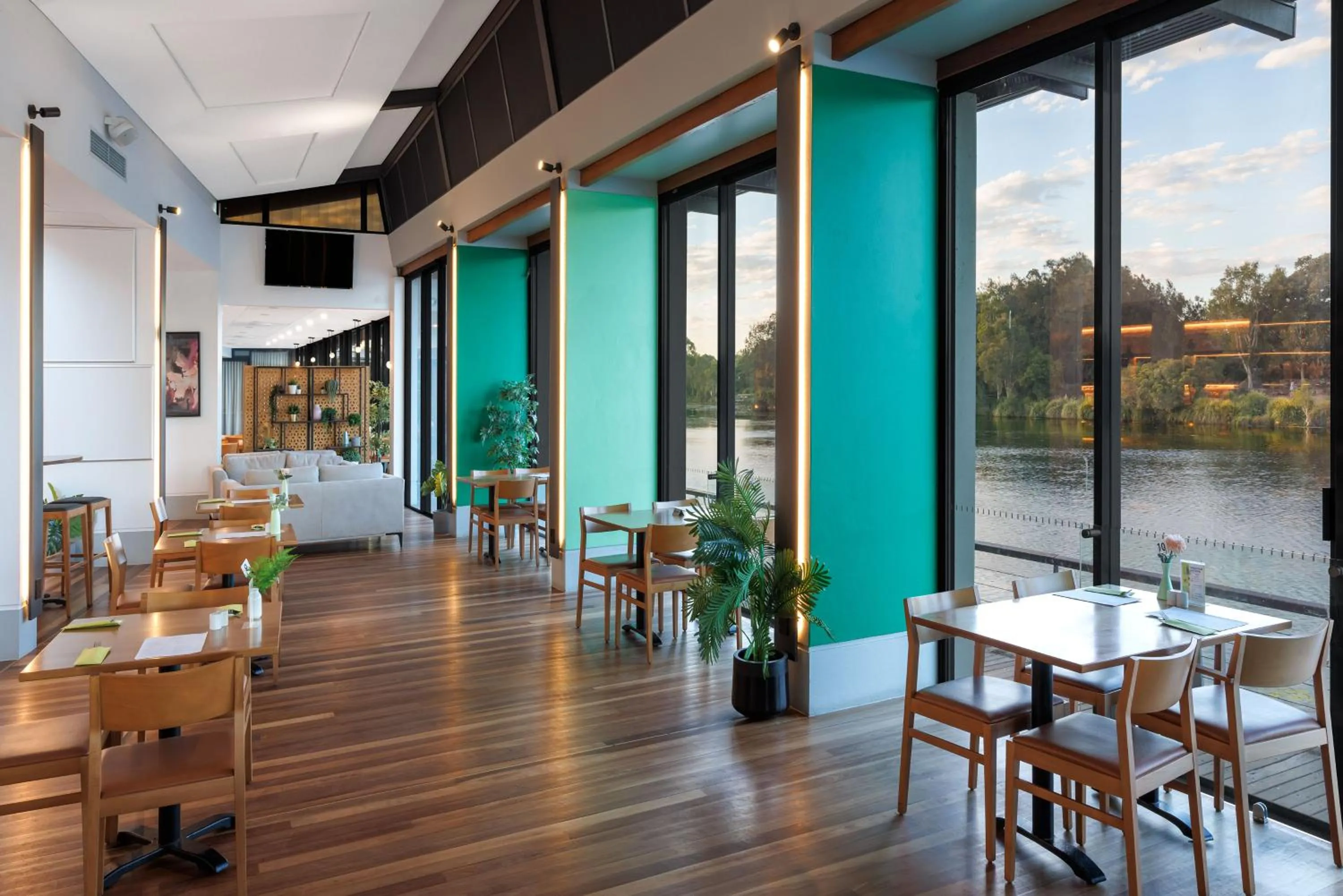 Restaurant/places to eat in Best Western Plus North Lakes Hotel